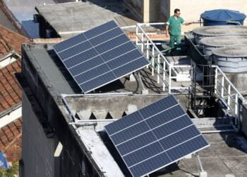 Placas Solares Instaladas Em Teto De Edificio Tania Rego Agencia Brasil Gazeta Mercantil