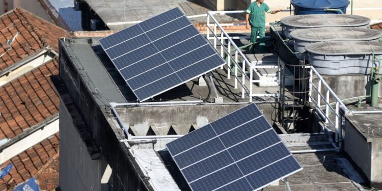 Placas Solares Instaladas Em Teto De Edificio Tania Rego Agencia Brasil Gazeta Mercantil