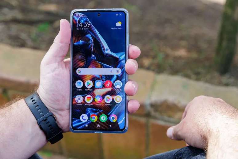 O Poco X5 É Um Celular Barato Que Entrega Ótimo Custo-Benefício (Imagem: Ivo Meneghel Jr./Canaltech)