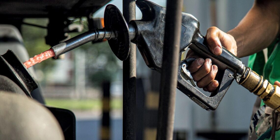 Preço da gasolina cai nos postos pela segunda semana seguida, diz ANP