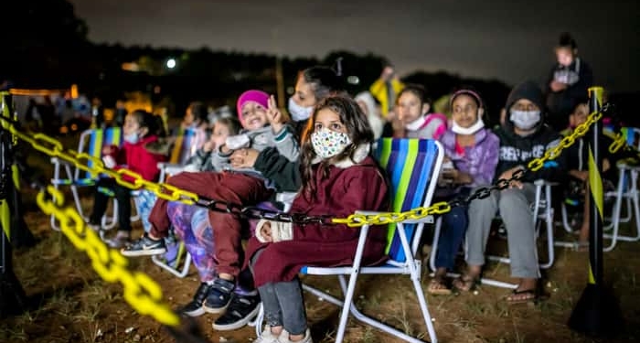 cinema drive in exibe filmes de graca em SP GAZETA MERCANTIL