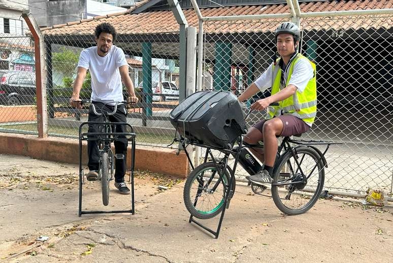 Everton Silva e Daniel Gomes da Silva ajudam empreendedores locais e instituições a divulgarem o seu trabalho por meio da bike som - Gazeta Mercantil Foto: Reprodução