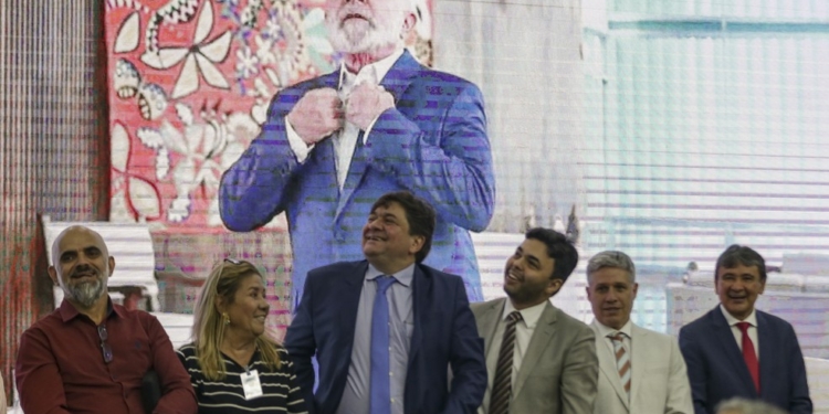 Lula diz que volta a trabalhar do Palacio do Planalto GAZETA MERCANTIL