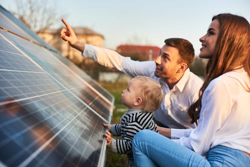 Painel Solar E Pai E Mãe E Criança