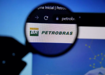 Ações Da Petrobras (Petr3; Petr4) Operam Em Leve Queda