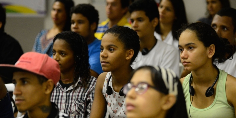 Jovens que não trabalham nem estudam- Gazeta Mercantil