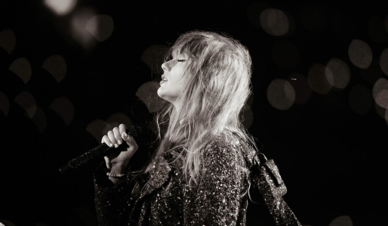 Cantora Taylor Swift em foto preto e branco Cantora Taylor Swift Em Foto Preto E Branco