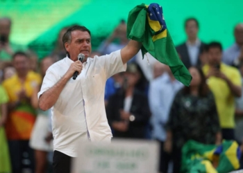 Bolsonaro E Multidao Marcam Manifestacao Politica Em Copacabana Gazeta Mercantil