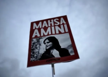 Cartaz Com O Rosto De Mahsa Amini, Morta Sob Custódia Da Polícia Moral Do País | Reprodução