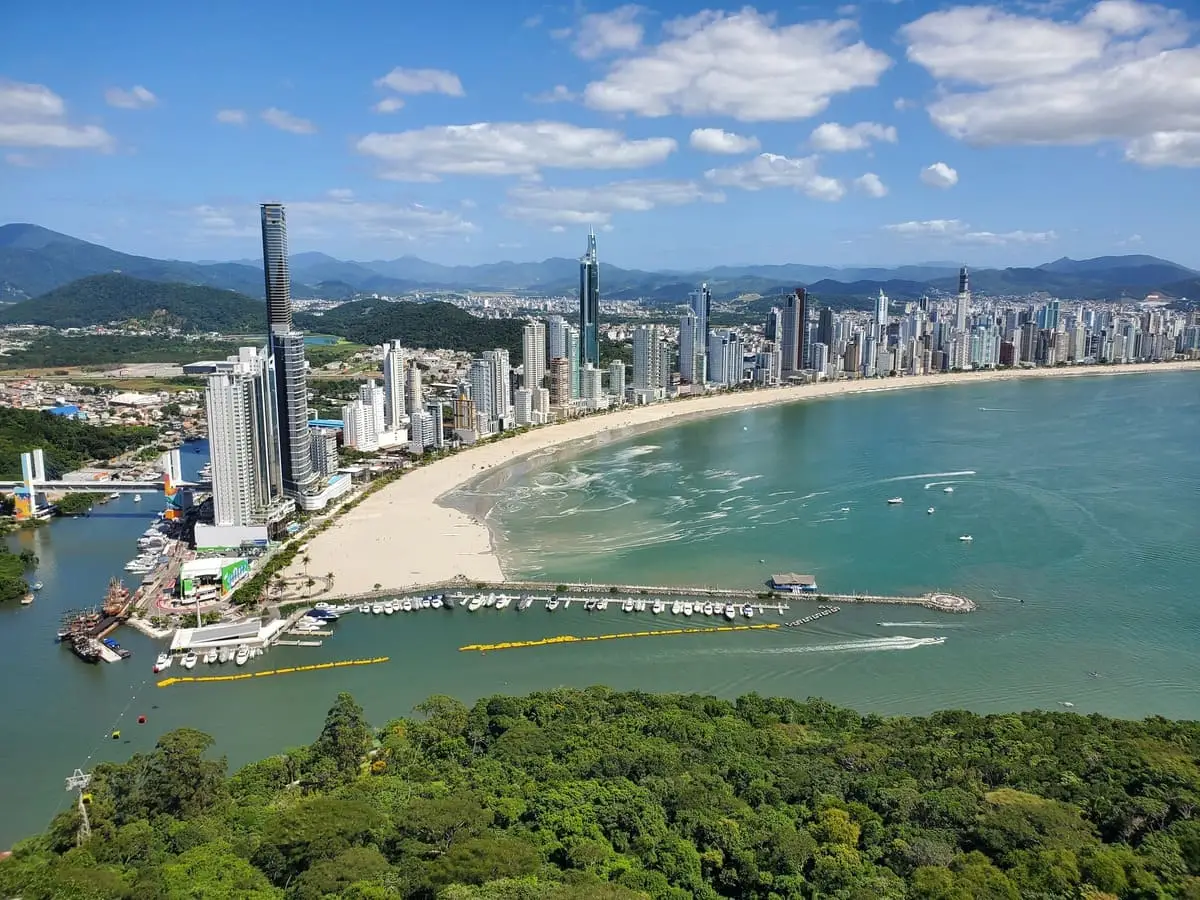 As 10 cidades com melhor qualidade de vida no Brasil 4 GAZETA MERCANTIL Balneário Camburiú