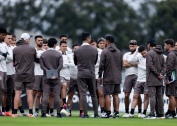 Gavioes Da Fiel Entrega A Jogadores Do Corinthians Cartilha Com Gazeta Mercantil