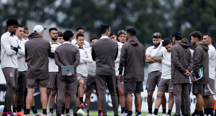 Gavioes Da Fiel Entrega A Jogadores Do Corinthians Cartilha Com Gazeta Mercantil