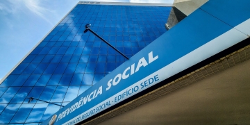 Reforma Da Previdência: Por Que O Brasil Precisa De Uma Nova Mudança Urgente No Inss? A Necessidade De Uma Nova Reforma Da Previdência No Brasil Tem Se Tornado Um Tema Cada Vez Mais Urgente Diante Do Agravamento Do Déficit Do Instituto Nacional Do Seguro Social (Inss). De Acordo Com Projeções Oficiais Do Governo Federal, O Rombo Previdenciário, Que Já Preocupa Os Economistas Em 2025, Poderá Se Tornar Insustentável Nas Próximas Décadas. A Principal Razão? O Envelhecimento Acelerado Da População Brasileira, Aliado À Queda Na Taxa De Natalidade, Está Transformando O Sistema Previdenciário Nacional Em Uma Bomba-Relógio Fiscal. Com Base Nas Estimativas Presentes No Projeto De Lei De Diretrizes Orçamentárias (Pldo) De 2026, O Déficit Do Inss Deve Saltar De 2,58% Do Produto Interno Bruto (Pib) Em 2025 — O Equivalente A R$ 328 Bilhões — Para Impressionantes 11,59% Do Pib Em 2100, O Que Corresponderá A Mais De R$ 30 Trilhões. Esses Dados Escancaram A Urgência De Uma Nova Reforma Da Previdência, Uma Vez Que O Atual Modelo, Mesmo Após As Mudanças Implementadas Em 2019, Está Longe De Ser Sustentável. O Sistema Brasileiro De Previdência Social Adota O Modelo De Repartição Simples, No Qual Os Trabalhadores Ativos Financiam Os Benefícios Dos Aposentados E Pensionistas. Ou Seja, O Dinheiro Arrecadado Hoje É Imediatamente Usado Para Pagar Os Benefícios De Quem Já Se Aposentou. Com Menos Jovens Ingressando No Mercado De Trabalho E Uma População Cada Vez Mais Idosa, Esse Modelo Se Torna Financeiramente Inviável. Projeções Demográficas Mostram Que O Percentual Da População Com 60 Anos Ou Mais Crescerá De 13,8% Em 2019 Para 32,2% Em 2060. Paralelamente, A População Economicamente Ativa, Com Idade Entre 16 E 59 Anos, Deve Cair De 62,8% Em 2010 Para 52,1% Em 2060. Esse Desequilíbrio Compromete Diretamente A Arrecadação Do Inss E Torna A Reforma Da Previdência Uma Questão De Sobrevivência Do Sistema. O Impacto Da Reforma De 2019 A Última Reforma Da Previdência Foi Aprovada Em 2019, No Governo De Jair Bolsonaro. Entre As Principais Mudanças, Foram Definidas Idades Mínimas De Aposentadoria — 62 Anos Para Mulheres E 65 Para Homens — E Estabelecido Um Tempo Mínimo De Contribuição De 15 Anos Para Mulheres E 20 Para Homens. Ainda Assim, Os Efeitos Dessas Alterações Foram Limitados Por Modificações Feitas Pelo Congresso Nacional Durante A Tramitação Da Proposta. Segundo Rogério Nagamine, Especialista Em Políticas Públicas Do Instituto De Pesquisa Econômica Aplicada (Ipea), Essas Mudanças Não Foram Suficientes Para Garantir A Sustentabilidade Das Contas Previdenciárias No Longo Prazo. Ele Afirma Que O Ideal Seria Implementar Uma Nova Reforma Da Previdência Já Em 2027. Quanto Mais O Governo Adiar, Maior Será O Impacto Financeiro E Social. Reforma Da Previdência E Os Desafios Estruturais Para Evitar O Colapso Do Sistema Previdenciário, A Nova Reforma Da Previdência Deverá Enfrentar Temas Complexos, Como A Aposentadoria Rural — Que Hoje Permite A Aposentadoria De Mulheres Aos 55 Anos E De Homens Aos 60. Outra Proposta Envolve A Revisão Das Regras Para Microempreendedores Individuais (Meis), Que Contribuem Com Valores Significativamente Menores, Mas Ainda Assim Terão Direito A Benefícios. Além Disso, Especialistas Defendem A Criação De Um Mecanismo De Ajuste Automático Que Permita Alterar Regras Como A Idade Mínima Ou O Valor Dos Benefícios À Medida Que A Expectativa De Vida Da População Aumente. Essa Solução Já É Aplicada Em Países Europeus E Visa Garantir Maior Equilíbrio Entre Arrecadação E Despesas. Outro Ponto De Atenção São As Aposentadorias Diferenciadas Dos Servidores Públicos E Militares. Há Propostas Para Unificar As Regras Entre União, Estados, Municípios E Distrito Federal, Por Meio Da Aprovação Da Pec 66/2023. Também Se Discute O Fim Da Paridade E Integralidade Para Os Militares, Que Continuam Tendo Benefícios Muito Superiores Aos Do Regime Geral. Déficit Crescente E Impacto No Pib Segundo O Economista Arnaldo Lima, Da Polo Capital, O Desequilíbrio Nas Contas Do Inss Não É O Único Problema. Ele Destaca Que A Previdência Como Um Todo Representa 14,5% Do Pib Brasileiro Quando Se Consideram Os Gastos Com Servidores Civis E Militares De Todas As Esferas Do Poder Público. Esse Percentual É Semelhante Ao De Países Com Populações Muito Mais Envelhecidas, Como França, Portugal E Grécia. Lima Também Defende A Urgência De Uma Nova Reforma Da Previdência E Sugere O Aprimoramento Do Sistema De Proteção Social Dos Militares, Além Da Regulamentação De Mecanismos Complementares Privados Que Ofereçam Seguros Contra Invalidez, Doença E Morte — Despesas Que Hoje Respondem Por 35% Do Total Previdenciário. Ele Também Ressalta Que O Alto Índice De Judicialização, Especialmente Em Aposentadorias Especiais E Auxílio-Acidente, Pressiona Ainda Mais Os Cofres Públicos. Mais De 90% Das Concessões Nessas Categorias Ocorrem Por Via Judicial, Gerando Um Custo Anual Superior A R$ 27 Bilhões Com Precatórios Previdenciários. Risco De Insolvência Do Inss O Presidente Do Tribunal De Contas Da União (Tcu), Vital Do Rêgo, Definiu A Situação Da Previdência Social Como Uma &Amp;Quot;Bomba Que Não Vai Parar De Explodir&Amp;Quot;. Segundo Ele, O Brasil Enfrenta Um Cenário De Fragilidade Fiscal Estrutural, Onde A Despesa Previdenciária Cresce A Um Ritmo Muito Superior À Receita. Essa Avaliação É Compartilhada Por Diversos Analistas Que Vêm Alertando Para O Risco De Colapso Do Inss Caso Medidas Não Sejam Tomadas Com Urgência. Entre As Principais Medidas Discutidas Para A Próxima Reforma Da Previdência Estão: Aumento Da Idade Mínima Para Aposentadoria Rural; Revisão Das Regras Do Mei Para Garantir Maior Arrecadação; Implementação De Um Mecanismo De Ajuste Automático Demográfico; Unificação Das Regras Para Servidores De Todos Os Entes Federativos; Fim Da Paridade E Integralidade Para Militares; Redução Da Diferença De Idade De Aposentadoria Entre Homens E Mulheres. Conclusão: A Inevitabilidade De Uma Nova Reforma Da Previdência A Realidade Demográfica Do Brasil Já Não Permite Mais Postergar A Discussão Sobre Uma Nova Reforma Da Previdência. O Rombo Crescente Do Inss E O Envelhecimento Da População Colocam Em Xeque A Sustentabilidade Do Sistema Atual. Sem Mudanças Estruturais Profundas, O País Enfrentará Uma Crise Fiscal De Proporções Gigantescas. A Nova Reforma Da Previdência Precisa Ser Pensada Não Apenas Como Uma Solução Fiscal, Mas Como Uma Forma De Proteger As Futuras Gerações E Garantir Que Os Brasileiros Tenham Acesso A Um Sistema Justo, Equilibrado E Sustentável. O Ideal Seria Que Esse Debate Fosse Retomado Já Em 2026, Com A Aprovação De Mudanças Em 2027 — Antes Que O Déficit Se Torne Irreversível. Gazeta Mercantil