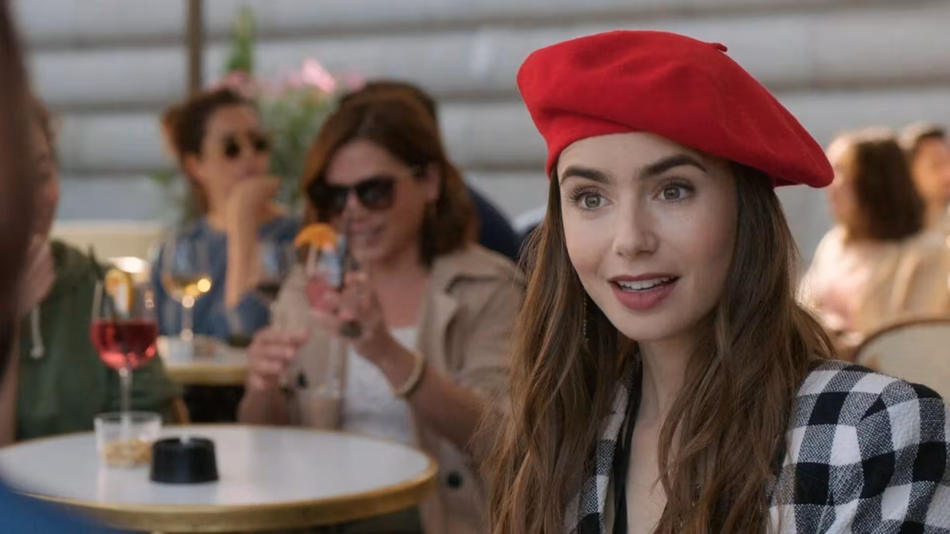 Emily Em Paris – Moda, Romance E Desafios Profissionais - Séries Para Maratonar