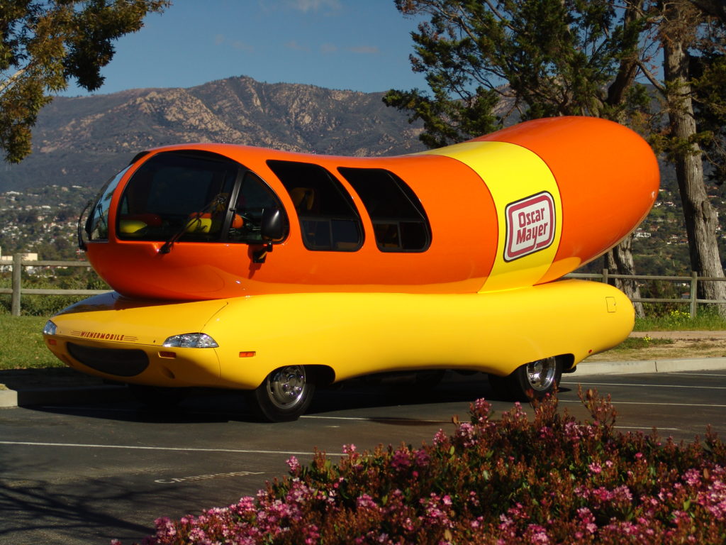 JBS e Sigma Alimentos na Disputa pela Oscar Mayer: Negócio Bilionário de Cachorro-Quente em Jogo 2 GAZETA MERCANTIL Principal Vitrine Da Marca Em Disputa É O “Wienermobile”: Um Carro Em Fibra De Vidro No Formato De Hotdog. Foto: Oscarmayer/Divulgação - Oscar Mayer