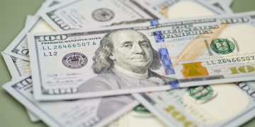 Dólar Cai - Gazeta Mercantil - Dólar Em Baixa: Expectativa Do Mercado Com Decisões Do Copom E Do Fed Agita Os Investidores - Economia