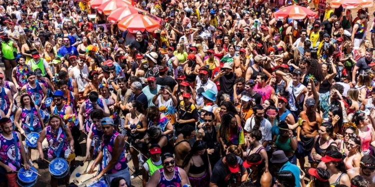 Blocos simultâneos causam tumulto no centro de São Paulo durante o Carnaval 2026 1 GAZETA MERCANTIL Cnn Brasil