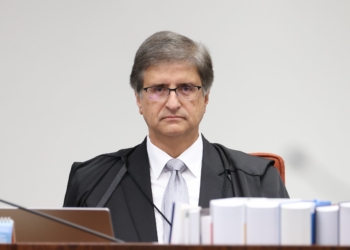 Lula Assina Recondução De Paulo Gonet Ao Comando Da Pgr Até 2027 O Presidente Luiz Inácio Lula Da Silva Assinou Neste Domingo (14) A Recondução De Paulo Gonet Ao Cargo De Procurador-Geral Da República. Com A Decisão, Gonet Permanecerá À Frente Da Procuradoria-Geral Da República (Pgr) Até Dezembro De 2027, Em Um Dos Postos Mais Estratégicos Do Sistema De Justiça Brasileiro. O Ato Foi Realizado De Forma Reservada No Palácio Do Planalto. Em Manifestação Pública, Lula Afirmou Ter Convicção De Que Paulo Gonet Seguirá Exercendo O Comando Da Pgr Com Firmeza, Responsabilidade E Compromisso Com A Verdade, Ressaltando A Importância Da Atuação Independente Do Ministério Público. A Recondução Ocorre Após Aprovação Apertada No Senado Federal. Em Votação Realizada Em 12 De Novembro, O Nome De Gonet Foi Confirmado Por 45 Votos Favoráveis E 26 Contrários. O Resultado Representou A Menor Margem De Aprovação De Um Procurador-Geral Da República Desde A Redemocratização Do País. O Novo Mandato Começa Oficialmente Nesta Semana E Se Estende Até O Fim De 2027, Praticamente Coincidindo Com Todo O Terceiro Mandato Presidencial De Lula. Nos Bastidores Do Governo, Havia Preocupação Com O Clima Da Sabatina No Senado, Diante Do Ambiente De Polarização Política E Do Papel Central Exercido Pela Pgr Em Investigações De Grande Repercussão Nacional. Durante O Primeiro Mandato À Frente Da Procuradoria-Geral Da República, Paulo Gonet Apresentou Denúncias Contra O Ex-Presidente Jair Bolsonaro Por Crimes Relacionados À Tentativa De Golpe De Estado Após As Eleições De 2022. A Atuação Colocou A Pgr No Centro Do Debate Político E Jurídico, Ampliando O Escrutínio Sobre O Papel Institucional Do Ministério Público Federal. Apesar Das Controvérsias, Parlamentares Não Identificaram Articulação Consistente Para Barrar A Recondução. A Avaliação Predominante Foi De Que A Manutenção De Gonet Garante Previsibilidade Institucional Em Um Período Marcado Por Disputas Judiciais Sensíveis E Tensões Entre Os Poderes. A Decisão De Lula Sinaliza Uma Estratégia De Preservação Da Estabilidade Institucional E De Redução De Conflitos Diretos Com O Sistema De Justiça. Ao Optar Pela Continuidade No Comando Da Pgr, O Governo Evita Uma Transição Potencialmente Turbulenta Em Um Momento De Forte Judicialização Da Política. Nos Próximos Anos, A Procuradoria-Geral Da República Seguirá Com Papel Central Em Ações Penais No Supremo Tribunal Federal, Investigações Envolvendo Autoridades Com Foro Privilegiado E Processos Relacionados À Defesa Do Estado Democrático De Direito. A Recondução De Paulo Gonet Reforça A Expectativa De Continuidade Na Linha De Atuação Da Instituição. - Gazeta Mercantil - Política