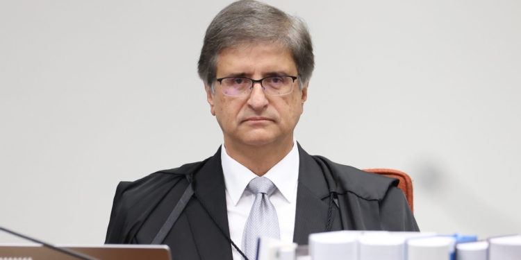 Lula Assina Recondução De Paulo Gonet Ao Comando Da Pgr Até 2027 O Presidente Luiz Inácio Lula Da Silva Assinou Neste Domingo (14) A Recondução De Paulo Gonet Ao Cargo De Procurador-Geral Da República. Com A Decisão, Gonet Permanecerá À Frente Da Procuradoria-Geral Da República (Pgr) Até Dezembro De 2027, Em Um Dos Postos Mais Estratégicos Do Sistema De Justiça Brasileiro. O Ato Foi Realizado De Forma Reservada No Palácio Do Planalto. Em Manifestação Pública, Lula Afirmou Ter Convicção De Que Paulo Gonet Seguirá Exercendo O Comando Da Pgr Com Firmeza, Responsabilidade E Compromisso Com A Verdade, Ressaltando A Importância Da Atuação Independente Do Ministério Público. A Recondução Ocorre Após Aprovação Apertada No Senado Federal. Em Votação Realizada Em 12 De Novembro, O Nome De Gonet Foi Confirmado Por 45 Votos Favoráveis E 26 Contrários. O Resultado Representou A Menor Margem De Aprovação De Um Procurador-Geral Da República Desde A Redemocratização Do País. O Novo Mandato Começa Oficialmente Nesta Semana E Se Estende Até O Fim De 2027, Praticamente Coincidindo Com Todo O Terceiro Mandato Presidencial De Lula. Nos Bastidores Do Governo, Havia Preocupação Com O Clima Da Sabatina No Senado, Diante Do Ambiente De Polarização Política E Do Papel Central Exercido Pela Pgr Em Investigações De Grande Repercussão Nacional. Durante O Primeiro Mandato À Frente Da Procuradoria-Geral Da República, Paulo Gonet Apresentou Denúncias Contra O Ex-Presidente Jair Bolsonaro Por Crimes Relacionados À Tentativa De Golpe De Estado Após As Eleições De 2022. A Atuação Colocou A Pgr No Centro Do Debate Político E Jurídico, Ampliando O Escrutínio Sobre O Papel Institucional Do Ministério Público Federal. Apesar Das Controvérsias, Parlamentares Não Identificaram Articulação Consistente Para Barrar A Recondução. A Avaliação Predominante Foi De Que A Manutenção De Gonet Garante Previsibilidade Institucional Em Um Período Marcado Por Disputas Judiciais Sensíveis E Tensões Entre Os Poderes. A Decisão De Lula Sinaliza Uma Estratégia De Preservação Da Estabilidade Institucional E De Redução De Conflitos Diretos Com O Sistema De Justiça. Ao Optar Pela Continuidade No Comando Da Pgr, O Governo Evita Uma Transição Potencialmente Turbulenta Em Um Momento De Forte Judicialização Da Política. Nos Próximos Anos, A Procuradoria-Geral Da República Seguirá Com Papel Central Em Ações Penais No Supremo Tribunal Federal, Investigações Envolvendo Autoridades Com Foro Privilegiado E Processos Relacionados À Defesa Do Estado Democrático De Direito. A Recondução De Paulo Gonet Reforça A Expectativa De Continuidade Na Linha De Atuação Da Instituição. - Gazeta Mercantil - Política