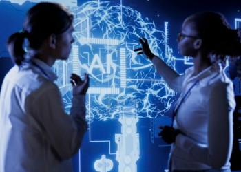 Medo Da Inteligência Artificial Cresce No Brasil: 56% Temem Perder O Emprego Para Máquinas A Crescente Presença Da Inteligência Artificial (Ia) No Cotidiano Dos Brasileiros Vem Gerando Um Temor Significativo Em Relação À Substituição De Empregos Por Máquinas. Segundo Pesquisa Recente Do Datafolha, 56% Dos Brasileiros Que Conhecem As Tecnologias De Ia Manifestam Receio De Que Suas Profissões Possam Desaparecer Com A Automação. Este Índice Reflete Uma Preocupação Generalizada, Mas Que Varia Conforme O Nível De Informação E Escolaridade Da População. Avanço Do Conhecimento Sobre Inteligência Artificial No Brasil O Levantamento Aponta Que O Conhecimento Sobre Inteligência Artificial Avançou 26% Em Apenas Oito Meses, Alcançando 86% Da População Brasileira. Este Crescimento Demonstra Que, Apesar Do Medo, A População Está Cada Vez Mais Familiarizada Com As Ferramentas De Ia, Seja Por Meio Do Uso Direto Ou Pela Exposição Em Notícias E Redes Sociais. Entretanto, O Receio Sobre O Impacto Da Inteligência Artificial Nos Empregos Não É Uniforme Entre Os Brasileiros. O Datafolha Mostra Que A Percepção De Risco Diminui Entre Aqueles Que Se Consideram Bem Informados Sobre Ia, Caindo Para 29%. Por Outro Lado, O Medo Aumenta Para 61% Entre Os Que Se Julgam Pouco Informados Sobre O Tema. Escolaridade E O Medo Da Inteligência Artificial Outro Fator Que Influencia A Percepção Sobre O Impacto Da Ia No Mercado De Trabalho É O Nível Educacional. Entre Os Brasileiros Com Ensino Fundamental Completo, 61% Manifestam Medo De Perder Seu Emprego Para Máquinas. Entre Os Que Têm Ensino Médio, O Índice Fica Em 59%, Enquanto Que Entre Os Universitários O Medo É Menor, Chegando A 48%. Essa Diferença Indica Que O Acesso À Educação Superior Pode Proporcionar Maior Segurança E Conhecimento Para Lidar Com As Transformações Causadas Pela Tecnologia. Uso Da Inteligência Artificial E Receio No Mercado De Trabalho Apesar Do Aumento Do Conhecimento Sobre Ia, 55% Da População Brasileira Ainda Nunca Utilizou Diretamente Essas Tecnologias. Entre Aqueles Que Já Tiveram Contato Com A Inteligência Artificial, O Medo De Perder O Emprego Para Máquinas É Expressivo, Com Apenas 41% Afirmando Não Sentir Receio. A Percepção De Risco Também Está Relacionada Ao Grau De Automação Das Atividades Desempenhadas Por Cada Trabalhador, Evidenciando Que Setores Mais Automatizados Enfrentam Maior Insegurança. Panorama Da Pesquisa Datafolha Sobre Inteligência Artificial A Pesquisa Foi Realizada Presencialmente Em Junho De 2025, Com 2.004 Brasileiros Com 16 Anos Ou Mais, Distribuídos Em 136 Municípios. Do Total, 1.722 Declararam Conhecer A Inteligência Artificial, O Que Reforça A Abrangência Do Estudo. A Margem De Erro É De 2 Pontos Percentuais, Garantindo Confiabilidade Aos Dados Apresentados. O Impacto Econômico Da Inteligência Artificial: O Exemplo Da Nvidia Enquanto Cresce O Medo Da Inteligência Artificial Entre Os Trabalhadores Brasileiros, O Mercado Global Registra Um Aumento Significativo No Valor Das Empresas Que Lideram O Desenvolvimento Dessas Tecnologias. A Nvidia, Principal Fabricante De Chips Para Ia, Atingiu Uma Capitalização De Mercado De Us$ 3,92 Trilhões, Superando O Recorde Histórico Da Apple Em Dezembro De 2024. Os Novos Chips Da Nvidia Têm Impulsionado O Treinamento Dos Maiores Modelos De Inteligência Artificial, Aumentando A Demanda Pelos Produtos Da Empresa E Evidenciando A Revolução Tecnológica Em Curso. Este Cenário Destaca A Importância Estratégica Da Ia Para O Crescimento Econômico Mundial, Ao Mesmo Tempo Que Reforça As Preocupações Sobre A Transformação Do Mercado De Trabalho. O Futuro Do Trabalho E A Inteligência Artificial No Brasil Com O Avanço Da Inteligência Artificial, Torna-Se Essencial Que Trabalhadores E Empresas Se Adaptem Às Mudanças Para Minimizar Os Impactos Negativos No Emprego. A Capacitação, A Atualização Profissional E O Desenvolvimento De Habilidades Complementares Às Máquinas Serão Fundamentais Para Garantir A Competitividade No Mercado. Além Disso, O Debate Público E Político Sobre Políticas De Emprego, Segurança Social E Regulação Da Tecnologia Deve Avançar Para Assegurar Uma Transição Justa Para Todos Os Trabalhadores, Evitando Que O Medo Da Inteligência Artificial Se Transforme Em Uma Barreira Para O Progresso. Gazeta Mercantil