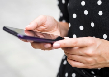 Abinee Lança Campanha Na Black Friday Para Alertar Consumidores Sobre Os Riscos De Celulares Piratas E Incentivar A Compra Segura De Smartphones. - Gazeta Mercantil - Economia