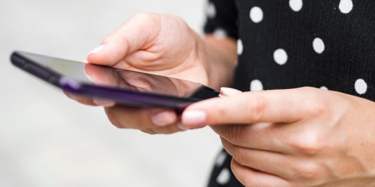 Abinee Lança Campanha Na Black Friday Para Alertar Consumidores Sobre Os Riscos De Celulares Piratas E Incentivar A Compra Segura De Smartphones. - Gazeta Mercantil - Economia