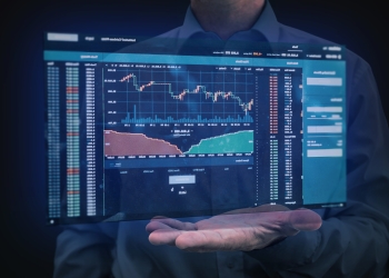 Ibovespa Hoje: Índice Recupera 138 Mil Pontos Com Apoio Da Vale E Ajustes Em Ações De Consumo Palavra-Chave Principal: Ibovespa Hoje Palavras-Chave Secundárias: Bolsa De Valores, Ações Brasileiras, Mercado Financeiro, Ações Da Vale, Ações Do Magazine Luiza, Pacote Fiscal Ibovespa Hoje Abre Em Alta E Volta Aos 138 Mil Pontos O Ibovespa Hoje Iniciou O Pregão Com Valorização E Rapidamente Recuperou A Marca Dos 138 Mil Pontos, Demonstrando Força Após Semanas De Oscilação. A Movimentação Reflete Uma Combinação De Otimismo No Cenário Externo E Ajustes Em Papéis De Grande Peso Na Bolsa, Como Os Da Mineradora Vale E Empresas Do Setor De Consumo. Ainda Durante A Manhã, O Índice Já Avançava Mais De 0,50%, Sendo Impulsionado Pela Recuperação Dos Preços De Commodities E Pela Movimentação Positiva De Setores Importantes Da Economia Brasileira. Ações Da Vale Impulsionam Desempenho Da Bolsa Um Dos Principais Destaques Do Pregão É A Valorização Das Ações Da Vale, Que Representam Uma Das Maiores Fatias Do Ibovespa. Com O Minério De Ferro Sendo Negociado Em Alta, Os Investidores Voltaram A Se Posicionar Nas Ações Da Mineradora, Que Exibiram Firme Tendência De Valorização. Esse Movimento Tem Forte Impacto No Índice Como Um Todo, Já Que A Empresa Possui Grande Peso Na Carteira Teórica Do Ibovespa. A Confiança Do Mercado No Setor De Mineração Também Elevou Os Papéis De Outras Empresas Relacionadas, Como Siderúrgicas, Que Seguem A Mesma Tendência Positiva. Queda Do Magazine Luiza Após Sequência De Altas Por Outro Lado, O Setor De Varejo Apresentou Realizações De Lucros, Com Destaque Para As Ações Do Magazine Luiza, Que Recuaram Após Forte Valorização Nos Últimos Dias. A Correção Técnica É Vista Como Natural, Especialmente Em Um Cenário Onde Investidores Buscam Reequilibrar Suas Carteiras Após Ganhos Expressivos. Mesmo Com Esse Recuo Pontual, O Setor De Consumo Ainda Apresenta Sinalizações Positivas. Ações De Outras Varejistas E Empresas De Educação Demonstraram Força E Contribuíram Para Manter O Índice Em Trajetória De Alta. Pacote Fiscal Segue No Radar E Influencia Decisões Dos Investidores As Movimentações Do Ibovespa Hoje Também São Influenciadas Pelas Discussões Em Torno Do Novo Pacote Fiscal Que Está Sendo Construído. Os Ajustes Em Tributos E Medidas De Contenção De Gastos Estão Sob Análise E Devem Impactar Diretamente O Humor Do Mercado Nas Próximas Semanas. A Expectativa Por Medidas Estruturantes Mantém Os Investidores Em Estado De Alerta. Há Espaço Para Mudanças Na Política Fiscal Caso As Propostas Avancem No Congresso, E Isso Pode Afetar Diretamente Setores Como Bancos, Consumo E Infraestrutura. Indicadores Dos Eua E Reflexo Sobre O Mercado Brasileiro O Desempenho Do Ibovespa Hoje Também Está Atrelado Aos Dados Divulgados No Exterior, Especialmente Os Relacionados À Economia Dos Estados Unidos. Os Números Do Mercado De Trabalho Americano, Por Exemplo, Influenciam Diretamente A Percepção Dos Investidores Em Relação À Condução Da Política Monetária Internacional. Com Os Dados Indicando Possível Desaquecimento Na Geração De Empregos, Cresce A Expectativa Por Uma Postura Mais Branda Do Banco Central Americano Em Relação Aos Juros. Isso Tende A Beneficiar Mercados Emergentes Como O Brasil, Que Ganham Atratividade Em Cenários De Maior Liquidez Global. Setores Em Destaque No Ibovespa Hoje Mineração E Siderurgia: A Valorização Do Minério De Ferro Impulsionou Não Apenas A Vale, Mas Também Empresas Como Csn, Gerdau E Usiminas, Que Operam Em Alta. Construção Civil: O Setor Imobiliário Se Destacou Com Valorização Em Papéis De Grandes Incorporadoras. As Ações De Empresas Como Mrv E Direcional Apresentaram Avanços Expressivos, Refletindo Expectativa Positiva Para O Crédito Imobiliário. Energia: Empresas De Geração E Distribuição Registraram Desempenho Estável. A Expansão De Projetos De Energia Limpa Continua Sendo Um Diferencial Competitivo, E Investidores Seguem Atentos Às Atualizações Desse Segmento. Transporte E Logística: O Setor De Infraestrutura Apresentou Movimento De Alta. Empresas Do Ramo Ferroviário E De Concessões Rodoviárias Tiveram Forte Valorização Diante De Expectativas Por Novos Investimentos E Melhora No Ambiente Regulatório. Bancos Voltam A Subir Após Quedas Consecutivas O Setor Bancário, Que Havia Sofrido Pressão Nos Últimos Dias, Iniciou O Pregão Com Sinais De Recuperação. As Principais Instituições Financeiras Listadas Na Bolsa Apresentaram Leves Altas, Contribuindo Para A Retomada Do Índice. Com Os Juros Ainda Elevados E Perspectivas De Manutenção Da Taxa Selic, Os Bancos Continuam Atraentes Para Investidores Que Buscam Empresas Com Geração Constante De Caixa. Empresas Que Movimentaram O Mercado No Dia Petrobras: As Ações Da Estatal Registraram Leve Alta, Acompanhando O Desempenho Internacional Do Petróleo, Que Permanece Em Patamares Estáveis. Braskem: Com Anúncio De Novos Investimentos Para Expansão Da Capacidade Produtiva, Os Papéis Da Petroquímica Operaram Em Alta E Atraíram Atenção Do Mercado. Marfrig E Brf: As Empresas Do Setor De Alimentos Avançaram Após Aprovação De Operações Estratégicas Que Podem Gerar Sinergias Importantes E Ampliar A Presença De Mercado. Rumo Logística: O Mercado Reagiu De Forma Positiva Ao Plano De Expansão Apresentado Pela Companhia, E Suas Ações Figuraram Entre As Maiores Altas Do Dia. Perspectivas Para Os Próximos Dias O Ibovespa Hoje Se Firma Acima Dos 138 Mil Pontos E Sinaliza Possível Início De Um Novo Ciclo De Recuperação, Especialmente Se O Cenário Fiscal Doméstico Apresentar Avanços Concretos. A Atenção Dos Investidores Permanece Voltada Às Movimentações Em Brasília E Aos Indicadores Macroeconômicos Internacionais. Com A Agenda Econômica Ainda Cheia Para Os Próximos Dias, Os Analistas Do Mercado Aguardam Novos Dados De Inflação, Produção Industrial E Declarações De Autoridades Monetárias, Que Podem Redesenhar O Sentimento Dos Investidores Em Relação À Renda Variável. Conclusão O Desempenho Do Ibovespa Hoje Reforça A Importância Dos Setores De Mineração E Consumo Na Formação Do Índice E Demonstra Que, Apesar Das Incertezas Fiscais, O Mercado Encontra Espaço Para Recuperação. A Valorização De Ativos Estratégicos, Aliada A Sinais De Melhora No Ambiente Internacional, Abre Caminho Para Novas Oportunidades No Curto E Médio Prazo. Investidores Seguem Atentos A Novos Desdobramentos Políticos E Econômicos Que Possam Impactar Os Ativos Listados Na Bolsa De Valores. A Continuidade Da Recuperação Dependerá Da Solidez Das Medidas Fiscais E Da Estabilidade Dos Mercados Globais. - Gazeta Mercantil - Economia