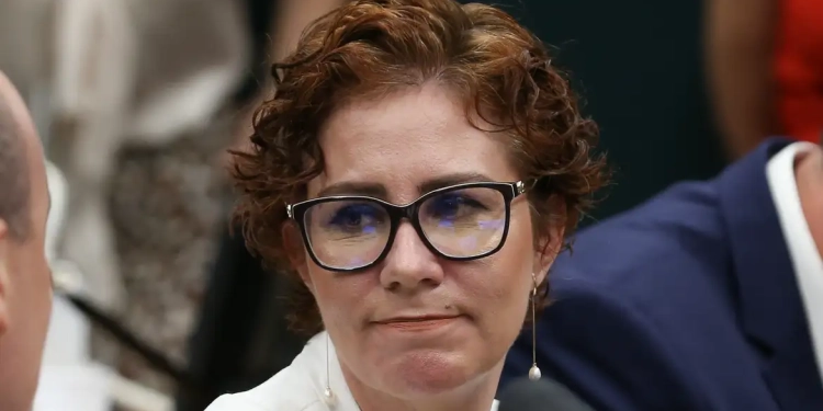 Carla Zambelli na Itália: Deputada se diz 'intocável' por ter passaporte italiano 1 GAZETA MERCANTIL Carla Zambelli Na Itália: Saiba Por Que A Deputada Deixou O Brasil Após Ser Condenada No Stf - Gazeta Mercantil - Política