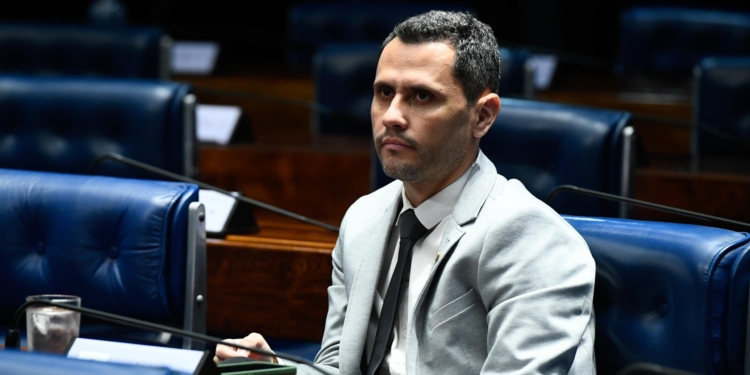 Senador Propõe Boicote Às Havaianas E Politiza Campanha Publicitária - Gazeta Mercantil