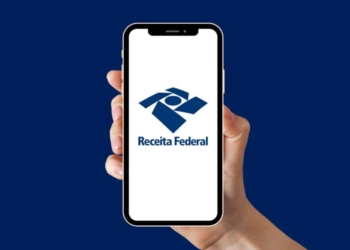 O Que Muda Na Prática Com A Nova Isenção Do Imposto De Renda: Entenda Quem Ganha E Quem Paga Mais Por Gazeta Mercantil — Brasília A Aprovação No Senado Federal Da Ampliação Da Isenção Do Imposto De Renda Representa Uma Das Mudanças Mais Significativas Na Política Tributária Brasileira Dos Últimos Anos. O Projeto, Que Agora Segue Para Sanção Presidencial, Redefine Faixas De Contribuição, Cria Mecanismos De Compensação Fiscal E Promete Beneficiar Diretamente 16 Milhões De Brasileiros Com Rendimentos De Até R$ 5 Mil Mensais. Ao Mesmo Tempo, O Governo Busca Equilibrar As Contas Públicas Ao Instituir Uma Tributação Mínima Para Altas Rendas E Dividendos, Marcando Um Movimento Em Direção À Progressividade Tributária E À Justiça Fiscal. A Seguir, Veja O Que Muda Na Prática Para Trabalhadores, Investidores E Empresas Com As Novas Regras. Nova Faixa De Isenção Do Imposto De Renda: Quem Será Beneficiado A Principal Mudança É A Elevação Do Limite De Isenção Do Imposto De Renda Para R$ 5 Mil Mensais, O Que Significa Que Todos Os Brasileiros Com Salários Até Esse Valor Deixarão De Pagar Imposto Na Fonte. A Medida Representa Um Avanço Em Relação Ao Teto Anterior, De R$ 2.824, Que Estava Em Vigor Desde 2024. De Acordo Com Estimativas Do Governo, A Mudança Elevará O Número De Contribuintes Isentos De 55% Para 65% Da População Economicamente Ativa, Ampliando O Alcance Social Da Medida E Aliviando A Carga Tributária De Trabalhadores Assalariados. Na Prática, O Reajuste Na Tabela Representa Uma Redução Da Defasagem Histórica Do Imposto De Renda, Que Acumulava Mais De 140% De Atraso Em Relação À Inflação Desde 2015. A Nova Faixa É Considerada Um Passo Importante Na Recuperação Do Poder De Compra Da Classe Média E Dos Assalariados Formais. Como Funciona O Desconto Escalonado Até R$ 7.350 O Texto Aprovado Cria Um Desconto Parcial E Escalonado Para Rendimentos Entre R$ 5 Mil E R$ 7.350, Estabelecendo Uma Faixa De Transição Para Evitar Saltos Abruptos De Tributação. Na Prática, Isso Significa Que Quem Ganha, Por Exemplo, R$ 6 Mil Por Mês, Não Passará A Pagar Imposto Integral Sobre O Excedente. A Cobrança Será Reduzida De Forma Proporcional, Garantindo Maior Equidade Entre As Faixas De Renda. Essa Estrutura Foi Ampliada Pelo Congresso Nacional, Após Proposta Inicial Do Governo Que Previa O Teto Do Desconto Em R$ 7 Mil. O Relator Do Texto Na Câmara, Deputado Arthur Lira (Pp-Al), Argumentou Que O Aumento Para R$ 7.350 Amplia O Alcance Do Benefício Sem Comprometer A Arrecadação. O Impacto Da Nova Isenção Na Economia A Ampliação Da Isenção Do Imposto De Renda Deve Injetar Recursos Diretamente Na Economia, Com Aumento Da Renda Disponível Para Consumo. Segundo O Ministério Da Fazenda, O Impacto Fiscal Será Compensado Por Novas Formas De Arrecadação Sobre Altas Rendas E Lucros Financeiros. Economistas Apontam Que A Medida Tem Potencial De Estimular O Varejo E O Setor De Serviços, Especialmente Entre Famílias De Baixa E Média Renda, Que Tendem A Consumir A Maior Parte Do Que Ganham. Estimativas Preliminares Indicam Um Incremento No Consumo Interno De Até R$ 25 Bilhões Por Ano. Tributação Mínima Para Altas Rendas Para Compensar A Renúncia Fiscal Causada Pela Ampliação Da Isenção, O Projeto Institui Um “Imposto Mínimo” Sobre Altas Rendas, Voltado Especialmente A Quem Obtém Grande Parte Dos Rendimentos De Fontes Isentas — Como Lucros E Dividendos. A Cobrança Será Aplicada A Contribuintes Com Renda Mensal Acima De R$ 50 Mil (Ou R$ 600 Mil Por Ano). Para Quem Ultrapassar Esse Patamar, A Alíquota Será Gradualmente Ampliada Até 10%, Atingindo Contribuintes Com Ganhos Superiores A R$ 100 Mil Mensais (R$ 1,2 Milhão Por Ano). Esse Novo Modelo É Baseado Na Alíquota Efetiva, Ou Seja, Considera O Percentual Total De Imposto Pago Sobre Todas As Fontes De Renda, Inclusive As Hoje Isentas. Caso O Contribuinte Já Pague Mais Do Que O Mínimo Exigido, Não Haverá Cobrança Adicional. Caso Contrário, Será Preciso Complementar A Diferença Junto À Receita Federal. A Medida Atinge Aproximadamente 141 Mil Contribuintes, Segundo Dados Da Receita, E Busca Reduzir A Disparidade Tributária Entre Trabalhadores E Grandes Investidores. Tributação Sobre Dividendos: O Que Muda Para Empresas E Investidores O Projeto Também Institui Uma Alíquota Fixa De 10% Sobre Dividendos Recebidos Por Pessoas Físicas, Quando O Valor Ultrapassar R$ 50 Mil Por Mês Por Empresa. A Cobrança Será Feita Na Fonte E Começará A Valer A Partir De 2026, Funcionando Como Mecanismo De Compensação Da Nova Isenção. Empresas Que Já Recolhem O Imposto De Renda Corporativo Integral (Irpj + Csll), Como Instituições Financeiras, Seguradoras E Universidades Que Participam Do Prouni, Continuarão Isentas Dessa Tributação Sobre Dividendos. A Expectativa É Que A Medida Gere Arrecadação Adicional Estimada Em R$ 20 Bilhões Anuais A Partir De 2026, Reforçando A Sustentabilidade Fiscal Da Política De Isenção. Exceções E Rendimentos Isentos Do Imposto Mínimo Determinados Rendimentos Não Entrarão No Cálculo Do Novo Imposto Mínimo, Para Evitar Dupla Tributação E Proteger Fontes De Renda Específicas. Entre As Exceções Estão: Heranças E Doações; Rendimentos Da Poupança; Indenizações Por Acidentes Ou Doenças Graves; Aposentadorias Por Invalidez; Dividendos Pagos Por Governos Estrangeiros; Rendimentos De Títulos Isentos, Como Lci, Lca, Cri, Cra, Debêntures Incentivadas E Fundos Imobiliários (Fiis). Essas Exceções Garantem Que O Imposto Mínimo Não Atinja Aplicações Voltadas À Poupança Popular E Aos Investimentos Produtivos, Preservando O Incentivo À Economia Real E À Formação De Capital. Efeitos Sobre Estados E Municípios Como O Imposto De Renda Compõe A Base De Cálculo Do Fundo De Participação Dos Estados (Fpe) E Do Fundo De Participação Dos Municípios (Fpm), A Ampliação Da Isenção Provocará Uma Redução Na Arrecadação Compartilhada Entre União, Estados E Prefeituras. Para Mitigar O Impacto, O Texto Prevê Aumento Nas Transferências Regulares E Possibilidade De Repasses Trimestrais Adicionais, Caso A Arrecadação Federal Supere As Metas Previstas. Essa Compensação Busca Equilibrar As Finanças Regionais E Evitar Desequilíbrio Orçamentário Nos Entes Federativos Menores. Projeto Complementar: Tributação De Bets E Fintechs Paralelamente À Aprovação Da Nova Tabela Do Imposto De Renda, O Senado Analisa Um Projeto Complementar Que Eleva A Tributação Sobre Apostas Esportivas (Bets) E Fintechs De Pagamento. A Proposta, Relatada Pelo Senador Eduardo Braga (Mdb-Am), Dobra A Alíquota Sobre A Receita Bruta De Apostas (Ggr) De 12% Para 24%, E Aumenta A Csll Das Fintechs De 9% Para 15%. O Objetivo É Gerar Novas Fontes De Arrecadação Para Compensar O Impacto Da Política De Isenção. Especialistas Avaliam Que A Combinação Das Medidas Cria Um Equilíbrio Fiscal Progressivo, Distribuindo O Ônus Da Tributação De Forma Mais Justa Entre Consumo, Renda E Capital. Perspectivas Econômicas E Fiscais A Ampliação Da Isenção Do Imposto De Renda É Vista Por Analistas Como Uma Ação De Duplo Efeito: Alívio Ao Contribuinte E Estímulo Ao Consumo, Ao Mesmo Tempo Em Que Exige Ajustes Fiscais E Novas Fontes De Arrecadação. Para O Governo Federal, A Medida É Estratégica Por Fortalecer A Confiança Social E Impulsionar O Crescimento Interno, Num Momento Em Que O País Busca Conciliar Responsabilidade Fiscal E Inclusão Econômica. A Médio Prazo, A Expectativa É De Que O Aumento Da Renda Disponível Estimule O Mercado De Trabalho Formal E Gere Efeitos Positivos Sobre A Arrecadação Indireta, Via Consumo E Produção. Desafios E Pontos De Atenção Embora Amplamente Celebrada, A Mudança Levanta Debates Sobre A Sustentabilidade Fiscal Da Política De Isenção. A Redução Da Base De Arrecadação Pode Pressionar As Contas Públicas, Caso A Compensação Via Taxação De Altas Rendas E Dividendos Não Se Concretize Conforme O Previsto. Outro Desafio Está Na Administração Do Imposto Mínimo, Que Exigirá Aprimoramentos Nos Sistemas Da Receita Federal E Maior Transparência Sobre A Renda Total Declarada Pelos Contribuintes. Ainda Assim, Especialistas Consideram O Movimento Positivo, Destacando Que O País Caminha Para Uma Estrutura Tributária Mais Justa E Moderna, Com Redução Da Carga Sobre O Trabalho E Aumento Da Contribuição Sobre O Capital. O Que Muda Na Prática Para O Contribuinte Faixa Salarial Situação Atual Situação Após Aprovação Até R$ 5.000 Isento Isento (Sem Retenção Na Fonte) De R$ 5.001 A R$ 7.350 Tributação Parcial Desconto Escalonado Acima De R$ 7.350 Tributação Progressiva Até 27,5% Mantida Dividendos Até R$ 50 Mil/Mês Isentos Mantidos Isentos Dividendos Acima De R$ 50 Mil/Mês Isentos Taxados Em 10% A Partir De 2026 Conclusão A Nova Isenção Do Imposto De Renda Representa Um Marco Na Política Tributária Brasileira, Ao Mesmo Tempo Em Que Sinaliza Um Reposicionamento Do Sistema Fiscal Em Direção À Progressividade. Enquanto A Maioria Dos Trabalhadores Assalariados Ganha Alívio E Maior Renda Disponível, Contribuintes De Alta Renda E Investidores Passam A Contribuir Mais Para O Equilíbrio Orçamentário. Com A Sanção Presidencial, O Brasil Dá Um Passo Importante Para Modernizar Seu Modelo Tributário, Aproximando-Se De Práticas Adotadas Em Economias Avançadas — Com Maior Justiça Social E Responsabilidade Fiscal. - Gazeta Mercantil