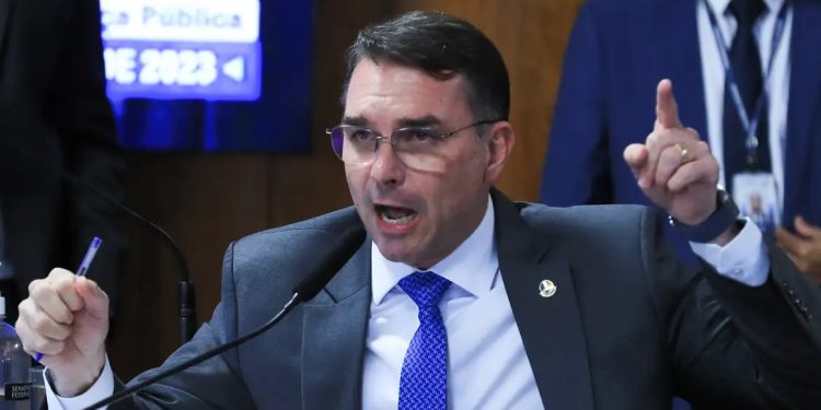 Flávio Bolsonaro Protocola Pedido De Impeachment De Alexandre De Moraes E Aumenta Pressão Sobre Stf - Gazeta Mercantil - Política