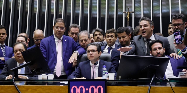 Rebelião na Mesa Diretora: Hugo Motta anuncia punições a deputados invasores 1 GAZETA MERCANTIL Rebelião Na Mesa Diretora: Hugo Motta Anuncia Punições A Deputados Invasores - Gazeta Mercantil - Politica