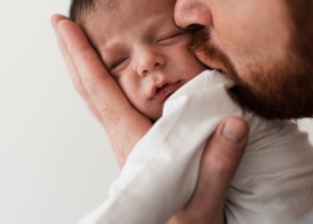 Texto Aprovado Eleva O Período De Licença-Paternidade De 5 Para Até 20 Dias, Com Implantação Escalonada E Impacto Direto Na Consolidação Das Leis Do Trabalho (Clt) - Gazeta Mercantil