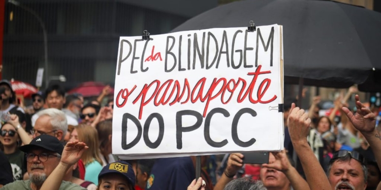 Artistas Contra A Pec Da Blindagem: Mpb, Wagner Moura E Outros Nomes Lideram Atos Pelo Brasil As Manifestações Contra A Anistia E A Pec Da Blindagem Ganharam Um Tom Cultural No Último Domingo (21), Quando Grandes Nomes Da Música Brasileira E Personalidades Da Tv Se Juntaram À Sociedade Civil Em Protestos Espalhados Por Várias Capitais Do País. O Movimento, Que Mobilizou Milhares De Pessoas, Teve Como Protagonistas Alguns Dos Maiores Ícones Da Mpb, Além De Artistas Da Nova Geração, Unidos Pelo Mesmo Objetivo: Defender A Democracia E Rejeitar Medidas Vistas Como Ameaças À Responsabilização Política. Astros Da Mpb Dão Voz Ao Protesto No Rio De Janeiro, Caetano Veloso, Gilberto Gil, Chico Buarque, Djavan E Paulinho Da Viola Puxaram A Multidão Em Um Carro De Som Que Transformou O Ato Em Um Grande Cortejo Cultural. Já Em São Paulo, Nomes Como Marina Lima, Leoni E Otto Se Encarregaram De Embalar Os Manifestantes Na Avenida Paulista, Onde Mais De 42 Mil Pessoas Se Reuniram Para Mostrar Resistência À Pec. A Participação De Ícones Da Mpb Simboliza Não Apenas Engajamento Político, Mas Também A Relevância Histórica Da Música Como Forma De Contestação No Brasil. Esses Artistas Já Haviam Desempenhado Papel Importante Em Momentos Cruciais Da História Recente E, Agora, Voltam A Se Posicionar Publicamente Em Um Cenário Marcado Por Tensões Institucionais. Wagner Moura E Outros Nomes Do Cinema E Da Tv A Mobilização Também Contou Com Rostos Conhecidos Do Cinema E Da Televisão. Wagner Moura, Reconhecido Internacionalmente Por Papéis No Cinema E Na Série &Quot;Narcos&Quot;, Esteve Em Salvador Ao Lado Da Cantora Daniela Mercury E Da Atriz Nanda Costa. A Presença De Artistas Populares Reforçou O Alcance Do Movimento Para Além Da Música, Mostrando Como Diferentes Linguagens Culturais Podem Se Unir Em Torno De Um Mesmo Propósito. Em Brasília, Chico César E O Rapper Djonga Foram Destaques, Enquanto Em Belo Horizonte A Participação De Fernanda Takai, Ex-Vocalista Do Pato Fu, Marcou Os Atos Mineiros. Diversidade Cultural Em Defesa Da Democracia As Manifestações Contra A Pec Da Blindagem Não Se Limitaram A Ícones Consagrados. Nomes Da Nova Geração Da Música Brasileira, Como Marina Sena, Lenine, Geraldo Azevedo E Ivan Lins, Também Estiveram Presentes. O Engajamento Desses Artistas Reforça A Ideia De Continuidade Na Luta Democrática: Veteranos E Jovens Dividindo O Mesmo Palco E Espaço Público, Em Defesa De Direitos E Da Preservação Das Instituições. Essa Diversidade Cultural Amplia O Impacto Do Protesto, Já Que Atinge Públicos De Diferentes Faixas Etárias E Preferências Musicais. Além Disso, A Mobilização Artística Gera Maior Repercussão Em Redes Sociais, Tornando-Se Um Catalisador De Engajamento Político. O Que É A Pec Da Blindagem A Proposta De Emenda Constitucional Apelidada De Pec Da Blindagem Prevê Que Investigações Contra Parlamentares Só Possam Ser Abertas Com Aprovação Das Respectivas Casas Legislativas. Críticos Apontam Que A Medida Enfraquece Os Mecanismos De Combate À Corrupção, Cria Obstáculos À Responsabilização Política E Abre Brechas Para A Impunidade. Por Esse Motivo, A Pec Se Tornou Alvo De Protestos Em Todo O País. Para Os Movimentos Sociais E Artistas Engajados, A Proposta Ameaça Direitos Conquistados Desde A Constituição De 1988 E Compromete A Credibilidade Das Instituições Democráticas. A Cultura Como Resistência Política Historicamente, A Música E As Artes Têm Desempenhado Papel Central Nas Lutas Sociais Do Brasil. Desde Os Festivais Da Década De 1960, Em Plena Ditadura Militar, Até Os Movimentos Contemporâneos, A Arte Se Mostrou Uma Ferramenta De Resistência, Denúncia E Conscientização Popular. Os Atos De Domingo Mostraram Mais Uma Vez Como Cultura E Política Se Entrelaçam. Ao Transformar As Ruas Em Palco, Artistas Da Mpb E Outros Segmentos Culturais Levaram Mensagens Que Unem Emoção E Razão, Alcançando Públicos Que Vão Além Da Esfera Puramente Política. Mobilização Nacional Contra A Pec Da Blindagem Segundo Organizadores, Os Atos Ocorreram Em 33 Cidades, Incluindo Todas As Capitais Do País, E Somaram Mais De 80 Mil Pessoas Em São Paulo E No Rio De Janeiro. O Caráter Nacional Reforça Que A Rejeição À Pec Não Se Limita A Grupos Partidários, Mas Envolve Cidadãos Comuns, Movimentos Sociais, Sindicatos, Coletivos Estudantis E O Meio Artístico. As Manifestações Também Tiveram Um Forte Componente Digital, Com Vídeos E Postagens De Artistas Compartilhados Amplamente Em Redes Sociais, Aumentando A Pressão Sobre O Congresso Nacional. Próximos Passos Da Mobilização Movimentos Como Brasil Popular E Povo Sem Medo Já Anunciaram Que Pretendem Manter A Mobilização Contra A Pec Da Blindagem, Com Novos Atos Previstos Caso A Proposta Avance No Congresso. Artistas, Por Sua Vez, Prometem Seguir Participando Ativamente. A Estratégia Inclui Não Apenas Manifestações Presenciais, Mas Também Campanhas Virtuais E Apresentações Culturais Com Viés Político, Ampliando O Alcance Da Mensagem. O Recado Dos Artistas Contra A Pec Da Blindagem A União De Artistas Da Mpb, Atores Renomados E Músicos Da Nova Geração Enviou Uma Mensagem Clara: A Cultura Não Ficará Em Silêncio Diante De Retrocessos Institucionais. Ao Se Posicionar Publicamente, Os Artistas Reforçam Seu Papel Histórico De Guardiões Da Democracia E De Mobilizadores Da Sociedade. O Movimento Também Expõe A Força Simbólica Da Arte Em Momentos De Crise, Mostrando Que A Luta Política Não Se Dá Apenas No Congresso Ou Nas Ruas, Mas Também No Campo Cultural. - Gazeta Mercantil