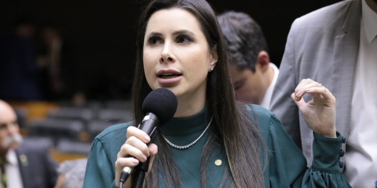 Ruptura Na Direita: Caroline De Toni Abandona Pl Após Perder Vaga Para Filho De Bolsonaro - Gazeta Mercantil