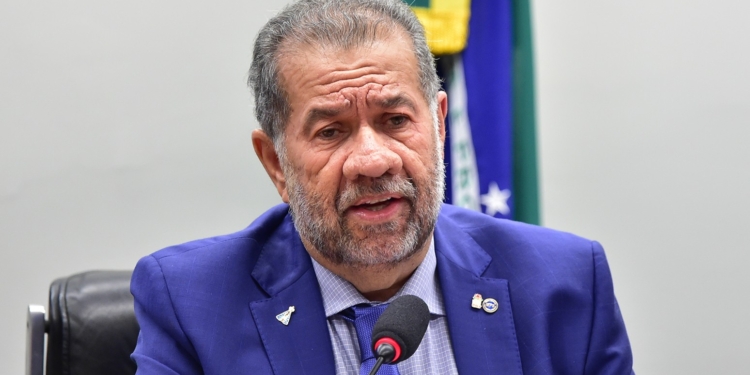 Depoimento De Carlos Lupi Na Cpi Do Inss: Falhas De Gestão, Contradições E Novas Revelações - Gazeta Mercantil - Política