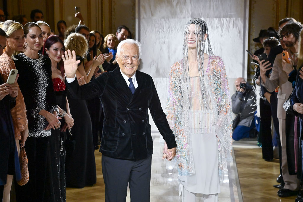 Giorgio Armani em Milão: última coleção confirmada e experiência de R$ 600 mil no Armani Hotel 2 GAZETA MERCANTIL Giorgio Armani De Mãos Dadas Com A Modelo Kátia André No Desfile De 20 Anos De Sua Linha De Alta-Costura, Armani Privé, Em Paris