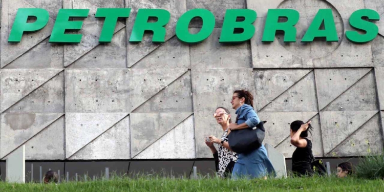 Ibovespa fecha em alta com Petrobras e volta aos 145 mil pontos; dólar cai com otimismo fiscal 1 GAZETA MERCANTIL Mercado Reage A Ganhos Da Petrobras (Petr4), Melhora Na Arrecadação E Expectativas Sobre O Novo Pacote Fiscal Do Governo - Gazeta Mercantil