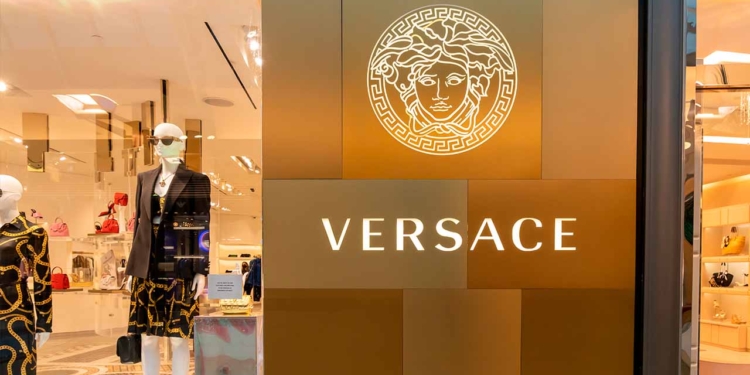 Prada conclui compra da Versace após anos de negociações 1 GAZETA MERCANTIL Prada Conclui Compra Da Versace E Redefine O Mercado De Luxo - Gazeta Mercantil