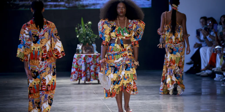 SPFW 2025: Meninos Rei mostra cores, estampas e ancestralidade com foco no crescimento da marca 1 GAZETA MERCANTIL Spfw 2025: Meninos Rei Mostra Cores, Estampas E Ancestralidade Com Foco No Crescimento Da Marca - Gazeta Mercantil - Moda