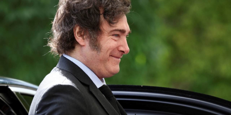 Trump e Milei: EUA ofereceram US$ 40 bilhões para impulsionar vitória de Milei nas eleições da Argentina 1 GAZETA MERCANTIL Trump E Milei: Eua Ofereceram Us$ 40 Bilhões Para Impulsionar Vitória De Milei Nas Eleições Da Argentina - Gazeta Mercantil