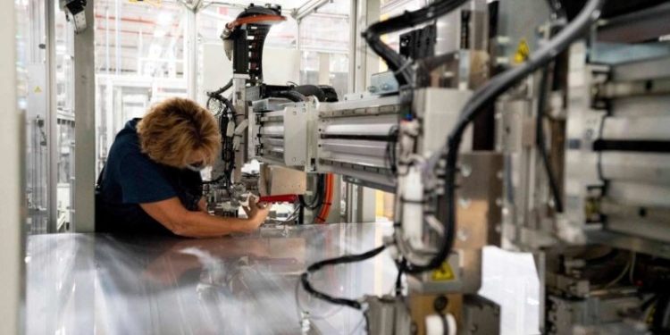 Produção Industrial Brasil Agosto 2025: avanço de 0,8% aponta recuperação setorial 1 GAZETA MERCANTIL Produção Industrial Brasil Agosto 2025 Cresce 0,8% Apesar De Queda Anual - Gazeta Mercantil