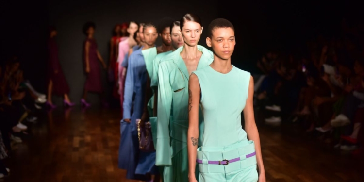 Spfw 2025 Celebra 30 Anos Com 38 Desfiles E Foco Em Inovação E Diversidade - Gazeta Mercantil - Moda