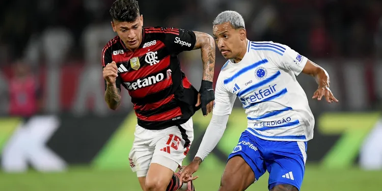 Carrascal E Matheus Pereira Brigam Pela Bola Durante Flamengo X Cruzeiro, Duelo Do Brasileirão - Imagem: André Fabiano/Código19/Estadão Conteúdo