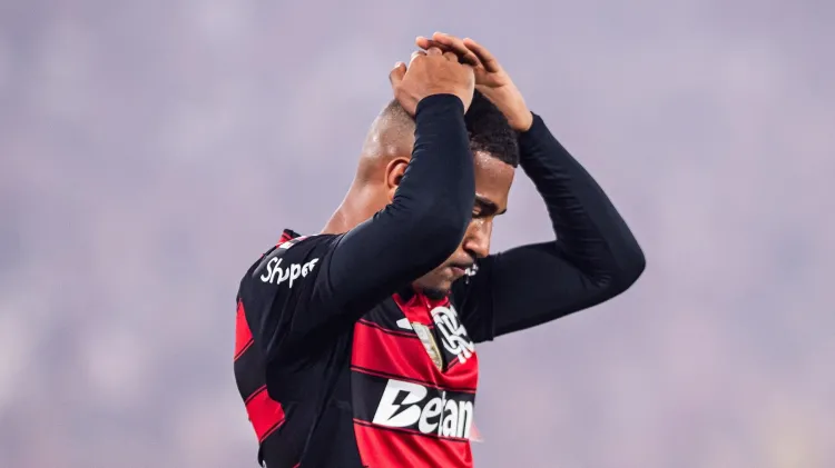 Samuel Lino Lamenta Chance Perdida Em Flamengo X Cruzeiro, Partida Do Brasileirão - Imagem: Thiago Mendes/W9 Press/Estadão Conteúdo
