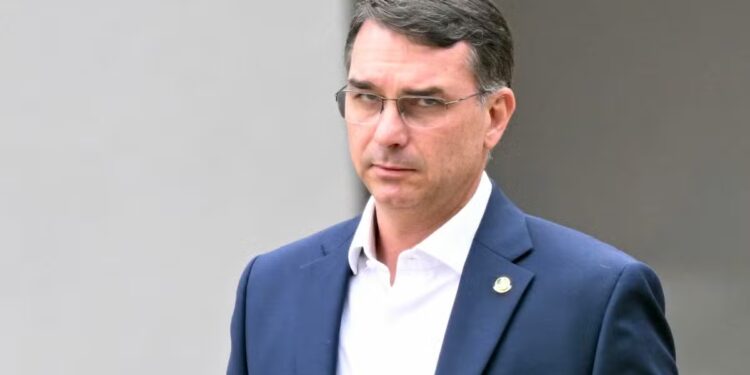 Flávio Bolsonaro 2026: A Escolha De Jair Bolsonaro Para Disputar A Presidência E Reorganizar A Direita Brasileira A Decisão Anunciada Por Jair Bolsonaro Dentro Da Superintendência Da Polícia Federal, Em Brasília, Reorganizou De Forma Imediata O Cenário Político E As Expectativas Da Direita Para O Próximo Ciclo Eleitoral. Em Meio À Prisão Do Ex-Presidente E Às Incertezas Sobre Sua Participação Direta Na Arena Política, O Nome Escolhido Para Representá-Lo Nas Urnas É O Do Primogênito, Senador Flávio Bolsonaro (Pl-Rj). A Confirmação, Feita Pessoalmente Durante Uma Visita Do Parlamentar Ao Pai, Passa A Reposicionar Todo O Tabuleiro Da Oposição E Inaugura A Fase Mais Decisiva Da Estratégia Eleitoral Bolsonarista Para 2026. Desde O Primeiro Momento Em Que A Informação Chegou À Cúpula Do Pl, Dirigentes E Aliados Compreenderam Que A Escolha Vai Além De Uma Preferência Familiar. Representa Uma Tentativa Explícita De Manter A Força Política De Jair Bolsonaro Ativa, Preservando Seu Capital Eleitoral Por Meio Do Nome Mais Orgânico Disponível Entre Seus Herdeiros. A Decisão Também Encerra Meses De Especulações Sobre Diversos Nomes Que Poderiam Ocupar Essa Vaga — De Michelle Bolsonaro Ao Governador De São Paulo, Tarcísio De Freitas — Consolidando O Senador Como O Rosto Do Projeto Político Do Bolsonarismo No Próximo Ciclo Nacional. A Partir Dessa Sinalização Formal, Emerge O Desafio Central: Construir A Competitividade De Flávio Bolsonaro 2026 Em Um Ambiente Polarizado, Desgastado E Marcado Pela Pressão Institucional. Ao Assumir O Protagonismo Eleitoral, O Senador Terá De Unir A Base Bolsonarista, Intensificar Viagens, Articular Palanques Estaduais E Enfrentar Disputas Internas, Ao Mesmo Tempo Em Que Administra O Impacto Político Da Prisão Do Pai. Essa Tarefa Inaugura Um Período De Definições Para A Direita E Exige Habilidade Estratégica Para Garantir Que A Narrativa Do Campo Bolsonarista Permaneça Coesa Até A Eleição. A Comunicação Pública Da Decisão E O Simbolismo Político De Flávio Bolsonaro 2026 O Anúncio Da Escolha Tornou-Se Público Quando Flávio Bolsonaro Utilizou As Redes Sociais Para Revelar A “Missão” Recebida Do Pai. Em Uma Declaração Carregada De Elementos Religiosos E Políticos, O Senador Afirmou Que Lhe Caberia “Dar Continuidade Ao Projeto De Nação” Defendido Por Jair Bolsonaro. O Texto Reforçou A Ideia De Legado, Continuidade E Responsabilidade Histórica, Conceitos Mobilizados Para Fortalecer Sua Imagem Dentro Da Base Conservadora. A Publicação Gerou Intensa Repercussão. O Uso De Uma Narrativa Mística — Ao Dizer Que Estaria “Diante De Deus E Diante Do Brasil” — Demonstra A Estratégia De Reforçar Um Vínculo Emocional Com O Eleitorado Mais Fiel Ao Bolsonarismo. Esse Grupo, Que Permanece Mobilizado Mesmo Diante Das Adversidades Jurídicas Do Ex-Presidente, É Fundamental Para Sustentar A Candidatura De Flávio Bolsonaro 2026 Nos Primeiros Meses Da Pré-Campanha. Ao Mesmo Tempo, Dirigentes Do Pl Afirmam Que A Comunicação Pública Foi Combinada Previamente E Representa Um Passo Calculado. A Intenção É Ocupar Imediatamente O Espaço De Discussão Política, Evitar Lacunas Estratégicas E Impedir Que Eventuais Divisões Internas Se Ampliem. A Diretriz De Bolsonaro: Viagens, Combatividade E Articulação Partidária Segundo Relatos De Integrantes Da Cúpula Do Pl, A Orientação De Jair Bolsonaro Ao Filho Inclui Três Eixos Principais. O Primeiro É Intensificar Viagens Por Todo O País. O Segundo É Marcar Presença Nos Eventos Da Sigla E Nos Encontros Com Lideranças Regionais. O Terceiro É Adotar Uma Postura Mais Combativa Em Relação Ao Presidente Luiz Inácio Lula Da Silva, Especialmente Em Temas Econômicos, Segurança Pública E Políticas De Costumes. A Estratégia É Clara: Tornar O Nome De Flávio Bolsonaro 2026 Uma Presença Constante Na Imprensa, Nos Movimentos Partidários E Nas Bases Conservadoras. A Campanha, Embora Ainda Informal, Já Começou A Ser Estruturada Por Aliados Que Tratam Esse Período Como Essencial Para Sedimentar O Nome Do Senador Como O Candidato Oficial Da Direita Tradicional. A Expectativa É Que, A Partir Do Início De 2025, Flávio Assuma O Protagonismo Público E Ocupe Os Palanques Estaduais Que Antes Eram Reservados Ao Pai. A Missão Inclui Negociar Alianças, Reconciliar Divergências Internas E Fortalecer A Musculatura Eleitoral Do Pl. As Tensões Internas E O Episódio Com Michelle Bolsonaro A Escolha Do Senador Também Ocorre Em Meio A Um Episódio Que Expôs Divergências Internas. Michelle Bolsonaro Venceu Uma Disputa Por Alianças Políticas No Ceará, O Que Provocou Atritos Com Flávio. A Disputa Revelou Uma Divisão Silenciosa Entre Duas Frentes Importantes Do Bolsonarismo: A Institucional, Liderada Por Flávio, E A Carismática, Representada Por Michelle. Embora Dirigentes Neguem Uma Ruptura, Aliados Reconhecem Que O Episódio Deixou Marcas E Influenciou O Cálculo Político Do Próprio Jair Bolsonaro. Segundo Relatos, Ele Avaliou Que Flávio Reunia Maior Capacidade De Articulação Junto À Classe Política, Enquanto Michelle, Apesar De Seu Apelo Popular, Teria Dificuldades Estruturais Para Comandar Negociações Complexas Nos Estados. A Consolidação De Flávio Bolsonaro 2026, Portanto, Exige Superar Essas Tensões E Integrar Diferentes Alas Do Bolsonarismo. Para Isso, O Senador Precisará Equilibrar Discurso Ideológico, Articulação Institucional E Presença Territorial — Uma Equação Complexa Para Qualquer Pré-Candidato. Como A Escolha De Flávio Reorganiza A Direita Até O Anúncio Formal, O Nome Mais Cotado Para Representar A Direita Era O De Tarcísio De Freitas, Governador De São Paulo. Considerado Tecnicamente Competente E Popular Em Setores Específicos, Tarcísio Era Tratado Como Alternativa Natural Caso Bolsonaro Estivesse Inelegível Em 2026. No Entanto, O Governador Já Havia Sinalizado Que Deseja Concluir Seu Mandato E Não Cogitava Ocupar O Posto De Vice. Essa Posição Abriu Espaço Para Jair Bolsonaro Fortalecer Sua Preferência Pelo Filho. O Cálculo É Simples: Um Candidato Com Laços Diretos Com Bolsonaro Tem Maior Facilidade Para Herdar Sua Base Eleitoral, Enquanto Outro Nome Teria De Conquistá-La Gradualmente. A Escolha Por Flávio Reorganiza A Direita Em Três Eixos: O Pl Assume O Comando Formal Do Projeto Eleitoral De 2026, Consolidando-Se Como O Principal Polo Político Da Direita Tradicional. O União Brasil, Republicanos E Outros Partidos Conservadores Precisarão Se Posicionar, Seja Para Apoiar Flávio, Seja Para Construir Alternativas. O Governador Tarcísio De Freitas Passa A Ocupar Um Papel De Liderança Regional, E Não Nacional, Ao Menos Até O Encerramento De Seu Mandato. Essa Reorganização Cria Um Novo Mapa Para As Disputas Estaduais E Fortalece O Eixo Rio–Brasília Na Articulação Bolsonarista. O Desafio De Transformar Flávio Bolsonaro 2026 Em Um Nome Nacional Embora Seja Figura Conhecida No Cenário Político, Flávio Enfrenta Uma Dificuldade Natural: Seu Alcance Nacional É Menor Que O Do Pai E Que O De Outras Lideranças Emergentes Da Direita. Por Isso, A Pré-Campanha Deve Investir Fortemente Na Construção De Sua Imagem Em Três Frentes Diferentes. 1. Proximidade Emocional Com O Eleitorado De Bolsonaro A Narrativa Do “Herdeiro Político” Está Sendo Cuidadosamente Moldada Para Mostrar Continuidade De Valores, Princípios E Identidade. 2. Capacidade De Negociação E Articulação Dirigentes Do Pl Enfatizam Que O Senador É Considerado Mais Habilidoso Do Que O Pai Na Interlocução Com Setores Institucionais E Econômicos. 3. Postura Combativa E Firme Para Atrair A Base Mais Ideológica, Flávio Terá De Reforçar Críticas Ao Governo Lula E Se Posicionar De Forma Incisiva Em Debates Centrais. Essa Tríade Será Decisiva Para Que Flávio Bolsonaro 2026 Se Consolide Como Nome Viável No Primeiro Turno. Impacto Da Prisão De Jair Bolsonaro Na Estratégia Eleitoral A Prisão Do Ex-Presidente É Fator Determinante Para Compreender O Movimento Político Atual. Dentro Da Pf, Bolsonaro Mantém Contato Limitado, Mas Orienta Aliados E Acompanha O Cenário. A Decisão De Escolher O Filho Como Sucessor Político É, Ao Mesmo Tempo, Simbólica E Prática. Simbólica, Porque Transmite A Ideia De Continuidade E Resiliência. Prática, Porque Garante Que Um Nome De Sua Confiança Conduzirá O Projeto Bolsonarista. A Defesa De Bolsonaro, Por Sua Vez, Acredita Que Flávio Poderá Fortalecer A Narrativa De Perseguição E Reforçar O Vínculo Emocional Entre O Ex-Presidente E Sua Base. Essa Leitura Já Está Presente Nos Discursos De Aliados E Deve Ser Intensificada Ao Longo Dos Próximos Meses. A Pré-Campanha Começa Agora Dirigentes Do Pl Afirmam Que A Ordem É Clara: Flávio Precisa Intensificar Agendas, Viagens E Articulações A Partir Deste Mês. O Partido Estruturará Equipes Regionais E Ampliará Eventos De Mobilização Já No Primeiro Trimestre De 2026. O Objetivo É Consolidar O Nome De Flávio Bolsonaro 2026 Antes Mesmo Da Construção Formal Dos Blocos Partidários. A Principal Meta Do Pl É Garantir Que O Senador Se Torne O Candidato Natural Da Direita Antes Que Outras Legendas Formem Alternativas Robustas. Com Isso, A Cúpula Evita Divisões Internas E Fortalece O Protagonismo Do Bolsonarismo Na Próxima Eleição Presidencial. Conclusão: A Direita Entra Em Sua Fase Mais Decisiva Rumo A 2026 A Escolha De Jair Bolsonaro Por Flávio Como Seu Sucessor Eleitoral Inaugura Um Novo Capítulo Na Direita Brasileira. Representa Não Apenas A Continuidade De Um Projeto Político, Mas Também O Reconhecimento De Que O Bolsonarismo É, Hoje, Um Movimento Que Precisa Se Reorganizar Diante Dos Desafios Institucionais Enfrentados Pelo Ex-Presidente. Ao Assumir Esse Papel, Flávio Bolsonaro 2026 Torna-Se O Epicentro De Uma Disputa Complexa Que Envolve Alianças Regionais, Narrativas Nacionais, Articulações Partidárias E A Necessidade De Unir Diferentes Alas Dentro De Um Mesmo Campo Político. Seu Desempenho Nos Próximos Meses Será Determinante Para Definir O Rumo Da Próxima Eleição Presidencial E O Futuro Do Bolsonarismo No Brasil. - Gazeta Mercantil - Política