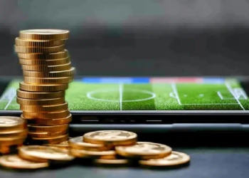 Taxação De Bets E Fintechs: Senado Aprova Projeto Que Amplia Tributos E Redefine Cenário Fiscal No País A Comissão De Assuntos Econômicos (Cae) Do Senado Aprovou, Por Larga Maioria, O Projeto Que Eleva A Taxação De Bets E Fintechs No Brasil, Além De Promover Ajustes Na Tributação De Juros Sobre Capital Próprio (Jcp) E De Empresas Do Setor Financeiro. O Texto, De Autoria Do Senador Renan Calheiros, Representa Uma Das Mudanças Mais Significativas No Ambiente Regulatório E Tributário Desde A Aprovação Da Nova Faixa De Isenção Do Imposto De Renda. Com A Votação De 21 Votos Favoráveis E Apenas Um Contrário, A Proposta Avança Diretamente Para A Câmara Dos Deputados, Sem Necessidade De Passar Pelo Plenário Da Casa. A Aprovação Ocorre Em Meio A Um Ambiente Político Marcado Por Tensões Entre O Senado E Áreas Do Ministério Da Fazenda, Que Pressionaram O Relator, Eduardo Braga, A Retirar Trechos Sensíveis Do Parecer. Mesmo Com Divergências Públicas, Especialmente Em Torno Do Prazo Para Empresas Aprovarem A Distribuição De Lucros E Dividendos Referentes A 2025, O Texto Foi Consolidado Pela Cae Em Uma Versão Que Eleva Impostos De Forma Gradual, Reforça Instrumentos De Fiscalização E Busca Compensar Perdas Decorrentes Da Ampliação Da Faixa Isenta Do Imposto De Renda. A Partir Dessa Decisão, A Taxação De Bets E Fintechs Se Torna Um Instrumento Estratégico Para Fortalecer A Arrecadação Federal E Mitigar Os Impactos Fiscais Das Desonerações Concedidas Recentemente. Em Um Cenário De Pressão Por Equilíbrio Das Contas Públicas, O Projeto Reposiciona Setores Considerados De Crescimento Acelerado E Até Então Tributados De Maneira Mais Branda. Mudanças De Última Hora E Impasse Com A Fazenda O Processo De Votação Foi Marcado Por Forte Tensão. Momentos Antes Da Deliberação Final, Eduardo Braga Anunciou Que Havia Sido Pressionado Pelo Ministério Da Fazenda A Retirar Do Texto A Extensão Do Prazo Para Aprovação Da Distribuição De Lucros E Dividendos Relativos Ao Ano-Base De 2025. A Alteração Permitiria Que Empresas Aprovassem A Distribuição Até Abril De 2026, Garantindo Isenção De Imposto De Renda Até 2028. A Retirada Do Trecho Expôs Desentendimentos Internos E Deixou Claro O Desconforto Do Relator. Segundo Ele, A Exclusão Foi Necessária Após “Sinalizações Estranhas” Vindas Da Equipe Econômica, Que Alegava Conflito Com Recente Legislação Sancionada. O Episódio Expôs A Fragilidade Das Negociações E Gerou Constrangimento No Colegiado, Em Um Dos Debates Mais Duros Vivenciados Pelo Relator Em Sua Trajetória No Senado. Mesmo Com O Impasse, A Cae Aprovou Integralmente O Projeto, Mantendo O Prazo Atual Previsto Na Lei: Lucros E Dividendos Referentes A 2025 Só Terão Isenção Se Aprovados Até 31 De Dezembro Daquele Mesmo Ano. Como Funciona O Aumento Da Taxação De Bets E Fintechs O Ponto Central Da Proposta É Elevar A Taxação De Bets E Fintechs, Setor Que Cresceu De Forma Explosiva Nos Últimos Anos. A Alíquota Que Incide Sobre As Receitas Das Empresas De Apostas — Definida Como A Diferença Entre O Total Arrecadado E O Valor Pago Em Prêmios, Somado Ao Imposto De Renda Retido Na Fonte — Sobe De 12% Para 18%. A Mudança Ocorre De Maneira Escalonada: 2026: Alíquota Sobe Para 15% 2028: Alíquota Chega A 18%, Nível Definitivo Originalmente, A Proposta Previa Aumento Para 24%, Mas Braga Recuou Diante De Temores De Que Um Salto Tão Abrupto Levasse Empresas Legalizadas À Insolvência Ou À Evasão Para O Mercado Irregular. O Aumento Gradual Da Taxação De Bets E Fintechs Visa Equilibrar Arrecadação E Competitividade, Buscando Evitar Que Empresas Regulares Sejam Sufocadas Por Uma Carga Excessiva Enquanto Casas De Apostas Ilegais Continuam Operando À Margem Do Sistema. Combate Às Apostas Ilegais Um Dos Pontos Mais Relevantes Aprovados Nesta Etapa É A Criação De Um Mecanismo Acelerado Para Derrubar Bets Irregulares Que Operam Sem Autorização Do Ministério Da Fazenda. O Mercado Informal De Apostas Cresce De Forma Paralela Ao Legalizado, Gerando Evasão Fiscal, Riscos Aos Usuários E Falta De Controle Estatal Sobre Operações Financeiras. O Projeto Determina Que Instituições Financeiras E De Pagamento Deverão Monitorar Atividades Suspeitas E Compartilhar Dados Entre Si E Com Autoridades Regulatórias. Empresas Que Não Colaborarem Poderão Sofrer Multas, Sanções E Até Suspensão Temporária Das Operações — Uma Medida Considerada Histórica Para O Setor. A Taxação De Bets E Fintechs, Portanto, Passa Também A Ser Acompanhada Por Maior Rigor Fiscalizatório, Em Um Esforço Coordenado Para Reforçar A Integridade Do Mercado. Aumento Da Csll Para Fintechs E Instituições Financeiras Além Das Bets, Fintechs E Outras Empresas Do Setor Financeiro Sentirão O Impacto Da Nova Alíquota Da Contribuição Social Sobre Lucro Líquido (Csll). O Objetivo É Aproximar A Tributação Das Fintechs Àquela Aplicada Às Instituições Financeiras Tradicionais, Corrigindo Uma Assimetria Crescente À Medida Que Serviços Bancários Migraram Para Plataformas Digitais. As Mudanças Serão Graduais: Fintechs: 2027: 12% 2028: 15% (Patamar Definitivo) Instituições De Crédito E Financiamento: 2027: 17,5% 2028: 20% (Igual Aos Bancos) Além Disso, Casas De Câmbio, Bolsas De Valores E Empresas De Meios De Pagamento Também Serão Incorporadas Aos Novos Percentuais. Com Essa Medida, A Taxação De Bets E Fintechs Reforça A Agenda De Convergência Regulatória, Reduzindo Distorções Entre Empresas Que Desempenham Funções Similares. Juros Sobre Capital Próprio (Jcp) Também São Afetados O Texto Também Aumenta A Alíquota De Imposto De Renda Na Fonte Sobre A Distribuição De Jcp, Instrumento Tradicionalmente Utilizado Para Remunerar Acionistas De Empresas De Capital Aberto. A Alíquota Passa De 15% Para 17,5%. O Intuito É Aproximar A Tributação Do Jcp Àquela Aplicada Sobre Dividendos Internacionais E Reduzir Brechas Que Permitem Otimização Fiscal Excessiva. Em Setores De Alta Lucratividade, O Impacto Pode Ser Expressivo, Sobretudo Para Grandes Companhias Que Utilizam O Jcp Como Estratégia Para Equilibrar Distribuição De Resultados E Carga Tributária. Estados E Municípios Serão Compensados Uma Das Consequências Da Ampliação Da Faixa De Isenção Do Imposto De Renda Foi A Perda Estimada De Receitas De Estados E Municípios, Que Recebem Parte Da Arrecadação Do Ir. Para Reduzir Esse Impacto, A Proposta Determina Que Parte Dos Recursos Arrecadados Pela Taxação De Bets E Fintechs Seja Destinada À Compensação Desses Entes Federativos Até 2028. A Partir De 2029, A Parcela Adicional De 6% Da Arrecadação Será Destinada Integralmente À Seguridade Social. Essa Solução Fiscal Cria Uma Ponte Entre A Expansão De Políticas De Justiça Social — Como A Ampliação Da Isenção Do Ir — E A Necessidade De Manter O Equilíbrio Orçamentário. A Disputa Política Por Trás Da Votação Apesar Da Aprovação Ampla, O Projeto Evidenciou Divergências Políticas Dentro Da Própria Base Do Governo. Senadores Reclamaram Da Condução Das Negociações, Afirmando Que O Ministério Da Fazenda Não Deixou Claro Quais Pontos Eram Considerados Sensíveis, O Que Teria Gerado Atrasos E Desgaste. Eduardo Braga Foi Especialmente Enfático Ao Relatar Dificuldades: Classificou As Negociações Como “Idas E Vindas”; Disse Que O Ambiente Político É Permeado Por “Interesses Difusos”; Afirmou Estar “Cansado” Da Falta De Clareza Da Equipe Econômica. Mesmo Com O Atrito, A Aprovação Do Texto Indicou Que A Necessidade De Reforçar A Arrecadação Superou Divergências Momentâneas. Impactos Econômicos De Curto E Médio Prazo Especialistas Apontam Que A Taxação De Bets E Fintechs Tende A Gerar Resultados Significativos Já A Partir De 2026. Segundo Cálculos De Braga, O Conjunto De Medidas Deve Acrescentar Cerca De R$ 1,6 Bilhão À Arrecadação No Próximo Ano. Os Efeitos Esperados Incluem: Fortalecimento Do Caixa Federal; Reequilíbrio Das Contas Diante Da Nova Faixa De Isenção; Redução De Assimetrias Tributárias Entre Empresas Financeiras; Incentivo À Legalização Do Mercado De Apostas; Maior Proteção Ao Consumidor; Estímulo À Transparência No Setor De Fintechs. Para Mercados Financeiros E De Apostas Esportivas — Ambos Em Rápida Expansão — O Impacto Regulatório Tende A Criar Um Novo Cenário Competitivo. Empresas Menores Podem Sentir Maior Pressão, Enquanto Grandes Grupos, Com Estrutura Mais Robusta, Devem Se Adaptar Com Maior Facilidade. Conclusão A Decisão Que Amplia A Taxação De Bets E Fintechs Representa Um Dos Movimentos Mais Contundentes Do Senado Na Agenda Econômica De 2025. O Texto Busca Corrigir Distorções, Ampliar A Arrecadação E Modernizar A Regulação De Setores Que Cresceram Mais Rapidamente Do Que A Legislação Era Capaz De Acompanhar. Com A Proposta Avançando Diretamente Para A Câmara Dos Deputados, Inicia-Se Uma Nova Etapa Da Discussão. A Expectativa É Que O Tema Gere Debate Intenso No Setor Empresarial, No Mercado Financeiro E Entre Governos Regionais, Todos Diretamente Impactados Pelas Mudanças. O Projeto Se Posiciona Como Um Divisor De Águas No Sistema Tributário Brasileiro E Marca Uma Tentativa De Alinhar Arrecadação, Proteção Ao Consumidor E Responsabilidade Fiscal. - Gazeta Mercantil