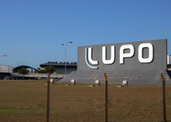Ibovespa Renova Máxima Histórica E Toca Os 166 Mil Pontos Com Força Do Varejo Por Redação | Mercados E Finanças O Mercado Financeiro Brasileiro Vivenciou Um Dia Histórico Nesta Quinta-Feira (15), Marcado Pela Quebra De Barreiras Psicológicas E Técnicas Importantes Para A Renda Variável Nacional. O Ibovespa, Principal Indicador De Desempenho Das Ações Negociadas Na B3, Atingiu Pela Primeira Vez A Inédita Região Dos 166 Mil Pontos, Renovando Sua Máxima Histórica Intradia. O Movimento Foi Impulsionado Por Uma Combinação Robusta De Dados Macroeconômicos Internos, Especificamente Do Setor De Varejo, E Um Alívio Nas Pressões Cambiais, A Despeito Da Volatilidade Observada Em Papéis Ligados A Commodities. Embora Tenha Perdido Parte Do Fôlego Ao Longo Da Sessão, Devolvendo Ganhos Pontuais Devido À Realização De Lucros E Ao Desempenho Misto De Blue Chips, O Ibovespa Encerrou O Pregão Em Terreno Positivo. O Índice Avançou 0,16%, Fechando Aos 165.415,30 Pontos. Este Fechamento Consolida A Trajetória De Alta E Sinaliza O Apetite Do Investidor Estrangeiro E Local Por Ativos De Risco Brasileiros, Em Um Cenário Onde A Seletividade Se Torna A Palavra De Ordem Para A Gestão De Portfólio Em 2026. O Comportamento Do Ibovespa E O Cenário Macroeconômico A Performance Do Ibovespa Nesta Quinta-Feira Não Pode Ser Analisada De Forma Isolada. O Índice Reflete Uma Reacomodação Das Expectativas Econômicas Para O Início De 2026. O Principal Gatilho Para A Euforia Que Levou O Indicador Aos 166 Mil Pontos Veio Logo Na Abertura Dos Negócios, Com A Divulgação Dos Dados De Vendas No Varejo Pelo Instituto Brasileiro De Geografia E Estatística (Ibge). Os Números Surpreenderam Positivamente O Mercado, Servindo De Combustível Imediato Para O Ibovespa. As Vendas No Varejo Cresceram 1,0% Em Novembro Ante Outubro E Registraram Uma Expansão De 1,3% Na Comparação Anual. Esses Resultados Vieram Acima Do Consenso De Analistas, Que Projetavam Um Arrefecimento Mais Acentuado Devido Ao Ciclo De Aperto Monetário. A Leitura É Clara: A Economia Real Segue Aquecida, Sustentando A Tese De Que O Consumo Das Famílias Continua Sendo Um Motor Resiliente Para O Produto Interno Bruto (Pib), O Que Beneficia Diretamente As Empresas Listadas No Índice. Especialistas Apontam Que A Resiliência Do Varejo Altera A Percepção De Risco Sobre As Empresas Cíclicas Domésticas, Que Possuem Grande Peso Na Composição Do Ibovespa. Segundo Andressa Bergamo, Especialista Em Investimentos E Sócia-Fundadora Da Avg Capital, Os Dados Reforçam A Vitalidade Da Atividade Econômica. “O Mercado Se Animou Com Os Dados De Varejo. O Crescimento De 1% Em Novembro Veio Bem Acima Das Expectativas E Mostra Que A Economia Segue Forte, Mesmo Com Juros Elevados. A Black Friday Teve Papel Importante, Impulsionando Segmentos Como Móveis, Eletrodomésticos, Artigos Pessoais E Farmacêuticos”, Avalia A Especialista. Essa Dinâmica Criou Um Ambiente Favorável Para Que O Ibovespa Buscasse Novos Patamares De Preço, Descolando-Se Momentaneamente Das Incertezas Fiscais. Setor De Consumo Lidera Ganhos No Ibovespa A Resposta Do Ibovespa Aos Dados Do Ibge Foi Imediata E Setorialmente Concentrada. As Ações Ligadas Ao Consumo Discricionário E Ao Varejo Foram Os Grandes Destaques Positivos Da Sessão, Funcionando Como A Força Motriz Que Sustentou O Índice No Azul. Investidores Antecipam Que, Se O Consumo Se Mantiver Aquecido, Os Balanços Corporativos Dessas Companhias Nos Próximos Trimestres Poderão Surpreender Positivamente. Entre As Maiores Altas Do Dia Dentro Do Ibovespa, Figuraram Papéis Como Magazine Luiza (Mglu3), Natura (Natu3) E Yduqs (Yduq3). O Movimento De Compra Nessas Ações Reflete A Rotação De Carteiras, Onde Gestores Buscam Ativos Que Estavam Descontados E Que Agora Apresentam Gatilhos Fundamentais De Curto Prazo. A Magazine Luiza, Sensível Às Oscilações De Juros E À Renda Disponível, Capturou Bem O Otimismo Com A Black Friday E O Fim De Ano, Impulsionando O Índice. Por Outro Lado, A Yduqs Surfou Na Expectativa De Que Uma Economia Forte Mantém Os Níveis De Emprego E, Consequentemente, A Capacidade De Pagamento De Mensalidades E Busca Por Ensino Superior, Fatores Cruciais Para A Tese De Investimento No Setor Educacional Dentro Do Ibovespa. A Natura, Por Sua Vez, Segue Em Seu Processo De Reestruturação E Captura De Sinergias, Beneficiando-Se Do Aumento Nas Vendas De Artigos Pessoais Apontado Pelo Ibge. Commodities Pesam E Limitam Alta Do Ibovespa Apesar Do Recorde Histórico Intradia, O Fechamento Do Ibovespa Foi Contido Pelo Desempenho Adverso Das Commodities, Setor Que Possui A Maior Relevância Na Ponderação Teórica Do Índice. A Sessão Foi Marcada Por Uma Nítida Divergência Entre A Economia Doméstica (Varejo) E As Exportadoras De Matérias-Primas, Criando Um Cenário De &Quot;Cabo De Guerra&Quot; Na Bolsa Brasileira. A Petrobras (Petr4), Uma Das Gigantes Do Ibovespa, Encerrou O Dia Em Queda, Acompanhando A Desvalorização Dos Preços Do Petróleo No Mercado Internacional. O Barril Do Tipo Brent Recuou Diante De Sinais De Arrefecimento Nas Tensões Geopolíticas No Oriente Médio, Especificamente Entre Estados Unidos E Irã. A Percepção De Menor Risco De Ruptura Na Oferta Global De Óleo Pressionou As Cotações, Impactando Diretamente Os Papéis Da Estatal Brasileira E Retirando Pontos Preciosos Do Índice. Já A Vale (Vale3), Outra Protagonista Do Ibovespa, Teve Um Dia De Indefinição, Oscilando Perto Da Estabilidade. A Mineradora Segue Refém Das Incertezas Quanto À Demanda Chinesa Por Minério De Ferro E Aos Estímulos Econômicos Prometidos Por Pequim. Sem Uma Direção Clara Para A Commodity, A Ação Da Vale Não Conseguiu Contribuir Para Levar O Índice A Um Fechamento Mais Expressivo Acima Dos 166 Mil Pontos. O Setor Bancário, Que Também Carrega Grande Peso No Ibovespa, Operou De Forma Mista E Sem Direção Única. As Instituições Financeiras Ficaram Divididas Entre O Otimismo Com A Atividade Econômica (Que Favorece O Crédito) E A Cautela Com A Inadimplência E A Curva De Juros Futura. Esse Comportamento Errático Dos Bancos Foi Determinante Para Que O Índice Desacelerasse Na Reta Final Do Pregão. Destaques Corporativos: Movida Dispara E Smartfit Desaba A Seletividade Dos Investidores No Ibovespa Ficou Evidente Ao Analisarmos Os Extremos Das Oscilações Corporativas Do Dia. O Grande Destaque Positivo Foi A Movida (Mov3). A Empresa De Locação De Veículos Viu Suas Ações Dispararem, Registrando A Maior Alta Do Dia Com Valorização De 11,97%, Cotadas A R$ 10,57. O Otimismo Com A Movida No Ibovespa Foi Desencadeado Pela Divulgação De Uma Prévia Operacional Referente Ao Quarto Trimestre De 2025 (4T25) Que Agradou Profundamente O Mercado. A Companhia Reportou Um Lucro De R$ 102 Milhões No Período, Sinalizando Uma Recuperação De Margens E Eficiência Operacional Que Vinha Sendo Cobrada Pelos Analistas. Esse Resultado Reforça A Tese De Turnaround No Setor De Locação, Atraindo Fluxo Comprador Intenso. Na Ponta Oposta Do Ibovespa, O Destaque Negativo Ficou Com A Smartfit (Smft3), Que Despencou Cerca De 8%. O Movimento De Venda Massiva Foi Motivado Por Declarações De Executivos Da Companhia, Que Indicaram Dificuldades Para Expandir As Margens Operacionais Ao Longo De 2026. O Mercado, Que Precificava Um Crescimento Contínuo E Rentável Para A Rede De Academias, Ajustou Suas Expectativas Abruptamente, Punindo O Papel. Este Tipo De Correção Severa Demonstra Que O Ibovespa, Nos Níveis Atuais, Não Tolera Revisões Negativas De Guidance. Outra Queda Relevante Que Impactou O Sentimento No Ibovespa Foi A Da Csn (Csna3). O Mercado Reagiu Mal Ao Anúncio De Um Plano De Venda De Ativos Visando A Redução Do Endividamento Da Siderúrgica. O Plano Inclui A Possibilidade De Alienação Do Controle Da Csn Cimentos E De Uma Participação Na Csn Infraestrutura. Investidores Interpretaram A Medida Como Um Sinal De Que A Alavancagem Da Companhia Pode Estar Mais Pressionada Do Que O Antecipado, Gerando Incertezas Sobre A Execução Dessas Vendas. A Azul (Azul53) Também Figurou Entre As Maiores Quedas Do Ibovespa, Voltando A Recuar Com Força. A Companhia Aérea Sofre Com A Volatilidade Decorrente Da Conversão De Suas Ações Preferenciais Em Ordinárias E A Mudança Definitiva De Seu Ticker, O Que Gera Ajustes Técnicos Nas Carteiras De Fundos E Etfs, Pressionando A Cotação No Curto Prazo. Câmbio E Juros: Dólar Recua E Curva Futura Abre Enquanto O Ibovespa Buscava Recordes, O Mercado De Câmbio Trouxe Alívio. O Dólar Comercial Encerrou O Dia Em Queda De 0,62%, Cotado A R$ 5,36 Na Venda. Esse Movimento De Apreciação Do Real Ocorreu A Despeito Da Força Global Da Moeda Americana, Medida Pelo Índice Dxy, Que Subiu 0,19% Na Sessão. A Queda Do Dólar Frente Ao Real, Que Favorece O Fluxo Para O Ibovespa, Foi Influenciada Pelo Ambiente Externo. O Tom Mais Ameno Adotado Pelo Presidente Dos Estados Unidos, Donald Trump, Em Relação Ao Conflito Com O Irã, Reduziu A Aversão Ao Risco Global. Ativos De Proteção, Como O Ouro E O Próprio Dólar, Perderam Força Diante De Moedas De Emergentes. O Real, Beneficiado Pelos Juros Altos No Brasil (Carry Trade), Aproveitou A Janela Para Se Valorizar Após Três Sessões Consecutivas De Alta. No Mercado De Juros Futuros, O Cenário Foi De Leve Pressão, O Que Impõe Desafios Ao Ibovespa. As Taxas Dos Contratos De Depósito Interfinanceiro (Dis) Fecharam Em Alta Por Toda A Curva. O Di Para Janeiro De 2028 Subiu Para 13,075% (+3 Pontos-Base), E O Di Para Janeiro De 2035 Avançou Para 13,58% (+2 Pontos-Base). Dois Fatores Principais Explicaram A Abertura Da Curva De Juros, Que Compete Capital Com O Ibovespa: Dados Fortes Do Varejo: A Economia Aquecida, Evidenciada Pelos Números Do Ibge, Pode Dificultar O Trabalho Do Banco Central No Controle Da Inflação, Exigindo Juros Altos Por Mais Tempo. Dados Dos Eua: A Queda Inesperada Nos Pedidos De Auxílio-Desemprego Nos Estados Unidos Sugere Um Mercado De Trabalho Americano Ainda Forte, Reduzindo As Apostas De Cortes Agressivos De Juros Pelo Federal Reserve (Fed) No Curto Prazo. Além Disso, O Leilão De Títulos Prefixados Do Tesouro Nacional Adicionou Pressão Técnica, Gerando Operações De Hedge (Proteção) No Mercado De Juros, O Que Contaminou As Taxas Longas. Cenário Internacional: Wall Street E Fed Impulsionam Risco O Ambiente Externo Foi, Em Grande Medida, Favorável Ao Desempenho Do Ibovespa. Em Wall Street, Os Principais Índices Acionários Encerraram A Quinta-Feira Em Alta, Refletindo Um Clima De Maior Apetite Ao Risco. O Dow Jones Subiu 0,60% (49.442,44 Pontos), O S&Amp;P 500 Avançou 0,26% (6.944,47 Pontos) E O Nasdaq Teve Alta De 0,25% (23.530,02 Pontos). Os Investidores Internacionais Reagiram Positivamente À Temporada De Balanços Do Quarto Trimestre De 2025. Resultados Sólidos De Gigantes Como Morgan Stanley E Taiwan Semiconductor (Tsmc) Renovaram A Confiança Na Lucratividade Das Empresas Globais, Contagiando Mercados Emergentes Como O Brasileiro E Dando Suporte Ao Ibovespa. Outro Ponto Crucial Para A Estabilidade Dos Mercados Foi A Sinalização Política Nos Eua. O Presidente Donald Trump Indicou Que Não Pretende Demitir O Presidente Do Federal Reserve, Jerome Powell. Essa Declaração Afastou Temores Sobre A Autonomia Do Banco Central Americano, Eliminando Um Ruído Institucional Que Poderia Trazer Volatilidade Severa Às Bolsas Mundiais E Ao Ibovespa. Radar Corporativo: Caso Banco Master Embora Não Tenha Impactado Diretamente A Formação De Preço Do Ibovespa Nesta Sessão, O Caso Envolvendo O Banco Master Segue No Radar Dos Investidores. O Anúncio Da Liquidação Extrajudicial Da Reag Trust, Ligada Às Fraudes Da Instituição, É Monitorado De Perto. Operadores Consultados Pela Reuters Avaliaram Que A Notícia, Por Enquanto, Está Contida, Não Gerando Risco Sistêmico Capaz De Derrubar O Índice, Mas Serve Como Um Lembrete Da Importância Da Governança E Da Solidez Do Sistema Financeiro. Perspectivas Para O Ibovespa O Rompimento Da Barreira Dos 166 Mil Pontos, Ainda Que No Intradia, Coloca O Ibovespa Em Um Novo Patamar Técnico. A Manutenção Desse Nível Dependerá Da Continuidade Dos Bons Dados Econômicos Domésticos E Da Estabilidade No Cenário Externo. A Seletividade Observada Hoje – Com Varejo Subindo E Commodities Caindo – Deve Continuar Pautando As Estratégias De Alocação. Para Que O Ibovespa Consolide Novas Máximas Históricas E Se Sustente Acima Dos 165 Mil Pontos, Será Necessário Que O Setor De Commodities Retome A Tração Ou Que O Ciclo De Queda De Juros Nos Estados Unidos Se Inicie, Atraindo Mais Capital Estrangeiro Para A Bolsa Brasileira. O Desempenho Do Varejo Prova Que A Economia Interna Tem Fôlego, Mas A Questão Fiscal E A Trajetória Da Selic Continuam Sendo As Variáveis Chave Para O Futuro Do Índice Em 2026. Em Resumo, O Dia Foi De Celebração Pelo Recorde, Mas Também De Cautela Com Os Sinais Mistos Vindos Das Curvas De Juros E Do Mercado De Petróleo. O Ibovespa Mostra Força, Mas O Caminho Para Novos Topos Exigirá Fundamentos Corporativos Sólidos, Como Os Apresentados Pela Movida, E Um Cenário Macroeconômico Que Permita O Alívio Das Taxas De Juros Futuras. - Gazeta Mercantil