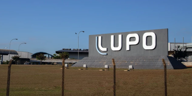 Ibovespa Renova Máxima Histórica E Toca Os 166 Mil Pontos Com Força Do Varejo Por Redação | Mercados E Finanças O Mercado Financeiro Brasileiro Vivenciou Um Dia Histórico Nesta Quinta-Feira (15), Marcado Pela Quebra De Barreiras Psicológicas E Técnicas Importantes Para A Renda Variável Nacional. O Ibovespa, Principal Indicador De Desempenho Das Ações Negociadas Na B3, Atingiu Pela Primeira Vez A Inédita Região Dos 166 Mil Pontos, Renovando Sua Máxima Histórica Intradia. O Movimento Foi Impulsionado Por Uma Combinação Robusta De Dados Macroeconômicos Internos, Especificamente Do Setor De Varejo, E Um Alívio Nas Pressões Cambiais, A Despeito Da Volatilidade Observada Em Papéis Ligados A Commodities. Embora Tenha Perdido Parte Do Fôlego Ao Longo Da Sessão, Devolvendo Ganhos Pontuais Devido À Realização De Lucros E Ao Desempenho Misto De Blue Chips, O Ibovespa Encerrou O Pregão Em Terreno Positivo. O Índice Avançou 0,16%, Fechando Aos 165.415,30 Pontos. Este Fechamento Consolida A Trajetória De Alta E Sinaliza O Apetite Do Investidor Estrangeiro E Local Por Ativos De Risco Brasileiros, Em Um Cenário Onde A Seletividade Se Torna A Palavra De Ordem Para A Gestão De Portfólio Em 2026. O Comportamento Do Ibovespa E O Cenário Macroeconômico A Performance Do Ibovespa Nesta Quinta-Feira Não Pode Ser Analisada De Forma Isolada. O Índice Reflete Uma Reacomodação Das Expectativas Econômicas Para O Início De 2026. O Principal Gatilho Para A Euforia Que Levou O Indicador Aos 166 Mil Pontos Veio Logo Na Abertura Dos Negócios, Com A Divulgação Dos Dados De Vendas No Varejo Pelo Instituto Brasileiro De Geografia E Estatística (Ibge). Os Números Surpreenderam Positivamente O Mercado, Servindo De Combustível Imediato Para O Ibovespa. As Vendas No Varejo Cresceram 1,0% Em Novembro Ante Outubro E Registraram Uma Expansão De 1,3% Na Comparação Anual. Esses Resultados Vieram Acima Do Consenso De Analistas, Que Projetavam Um Arrefecimento Mais Acentuado Devido Ao Ciclo De Aperto Monetário. A Leitura É Clara: A Economia Real Segue Aquecida, Sustentando A Tese De Que O Consumo Das Famílias Continua Sendo Um Motor Resiliente Para O Produto Interno Bruto (Pib), O Que Beneficia Diretamente As Empresas Listadas No Índice. Especialistas Apontam Que A Resiliência Do Varejo Altera A Percepção De Risco Sobre As Empresas Cíclicas Domésticas, Que Possuem Grande Peso Na Composição Do Ibovespa. Segundo Andressa Bergamo, Especialista Em Investimentos E Sócia-Fundadora Da Avg Capital, Os Dados Reforçam A Vitalidade Da Atividade Econômica. “O Mercado Se Animou Com Os Dados De Varejo. O Crescimento De 1% Em Novembro Veio Bem Acima Das Expectativas E Mostra Que A Economia Segue Forte, Mesmo Com Juros Elevados. A Black Friday Teve Papel Importante, Impulsionando Segmentos Como Móveis, Eletrodomésticos, Artigos Pessoais E Farmacêuticos”, Avalia A Especialista. Essa Dinâmica Criou Um Ambiente Favorável Para Que O Ibovespa Buscasse Novos Patamares De Preço, Descolando-Se Momentaneamente Das Incertezas Fiscais. Setor De Consumo Lidera Ganhos No Ibovespa A Resposta Do Ibovespa Aos Dados Do Ibge Foi Imediata E Setorialmente Concentrada. As Ações Ligadas Ao Consumo Discricionário E Ao Varejo Foram Os Grandes Destaques Positivos Da Sessão, Funcionando Como A Força Motriz Que Sustentou O Índice No Azul. Investidores Antecipam Que, Se O Consumo Se Mantiver Aquecido, Os Balanços Corporativos Dessas Companhias Nos Próximos Trimestres Poderão Surpreender Positivamente. Entre As Maiores Altas Do Dia Dentro Do Ibovespa, Figuraram Papéis Como Magazine Luiza (Mglu3), Natura (Natu3) E Yduqs (Yduq3). O Movimento De Compra Nessas Ações Reflete A Rotação De Carteiras, Onde Gestores Buscam Ativos Que Estavam Descontados E Que Agora Apresentam Gatilhos Fundamentais De Curto Prazo. A Magazine Luiza, Sensível Às Oscilações De Juros E À Renda Disponível, Capturou Bem O Otimismo Com A Black Friday E O Fim De Ano, Impulsionando O Índice. Por Outro Lado, A Yduqs Surfou Na Expectativa De Que Uma Economia Forte Mantém Os Níveis De Emprego E, Consequentemente, A Capacidade De Pagamento De Mensalidades E Busca Por Ensino Superior, Fatores Cruciais Para A Tese De Investimento No Setor Educacional Dentro Do Ibovespa. A Natura, Por Sua Vez, Segue Em Seu Processo De Reestruturação E Captura De Sinergias, Beneficiando-Se Do Aumento Nas Vendas De Artigos Pessoais Apontado Pelo Ibge. Commodities Pesam E Limitam Alta Do Ibovespa Apesar Do Recorde Histórico Intradia, O Fechamento Do Ibovespa Foi Contido Pelo Desempenho Adverso Das Commodities, Setor Que Possui A Maior Relevância Na Ponderação Teórica Do Índice. A Sessão Foi Marcada Por Uma Nítida Divergência Entre A Economia Doméstica (Varejo) E As Exportadoras De Matérias-Primas, Criando Um Cenário De &Quot;Cabo De Guerra&Quot; Na Bolsa Brasileira. A Petrobras (Petr4), Uma Das Gigantes Do Ibovespa, Encerrou O Dia Em Queda, Acompanhando A Desvalorização Dos Preços Do Petróleo No Mercado Internacional. O Barril Do Tipo Brent Recuou Diante De Sinais De Arrefecimento Nas Tensões Geopolíticas No Oriente Médio, Especificamente Entre Estados Unidos E Irã. A Percepção De Menor Risco De Ruptura Na Oferta Global De Óleo Pressionou As Cotações, Impactando Diretamente Os Papéis Da Estatal Brasileira E Retirando Pontos Preciosos Do Índice. Já A Vale (Vale3), Outra Protagonista Do Ibovespa, Teve Um Dia De Indefinição, Oscilando Perto Da Estabilidade. A Mineradora Segue Refém Das Incertezas Quanto À Demanda Chinesa Por Minério De Ferro E Aos Estímulos Econômicos Prometidos Por Pequim. Sem Uma Direção Clara Para A Commodity, A Ação Da Vale Não Conseguiu Contribuir Para Levar O Índice A Um Fechamento Mais Expressivo Acima Dos 166 Mil Pontos. O Setor Bancário, Que Também Carrega Grande Peso No Ibovespa, Operou De Forma Mista E Sem Direção Única. As Instituições Financeiras Ficaram Divididas Entre O Otimismo Com A Atividade Econômica (Que Favorece O Crédito) E A Cautela Com A Inadimplência E A Curva De Juros Futura. Esse Comportamento Errático Dos Bancos Foi Determinante Para Que O Índice Desacelerasse Na Reta Final Do Pregão. Destaques Corporativos: Movida Dispara E Smartfit Desaba A Seletividade Dos Investidores No Ibovespa Ficou Evidente Ao Analisarmos Os Extremos Das Oscilações Corporativas Do Dia. O Grande Destaque Positivo Foi A Movida (Mov3). A Empresa De Locação De Veículos Viu Suas Ações Dispararem, Registrando A Maior Alta Do Dia Com Valorização De 11,97%, Cotadas A R$ 10,57. O Otimismo Com A Movida No Ibovespa Foi Desencadeado Pela Divulgação De Uma Prévia Operacional Referente Ao Quarto Trimestre De 2025 (4T25) Que Agradou Profundamente O Mercado. A Companhia Reportou Um Lucro De R$ 102 Milhões No Período, Sinalizando Uma Recuperação De Margens E Eficiência Operacional Que Vinha Sendo Cobrada Pelos Analistas. Esse Resultado Reforça A Tese De Turnaround No Setor De Locação, Atraindo Fluxo Comprador Intenso. Na Ponta Oposta Do Ibovespa, O Destaque Negativo Ficou Com A Smartfit (Smft3), Que Despencou Cerca De 8%. O Movimento De Venda Massiva Foi Motivado Por Declarações De Executivos Da Companhia, Que Indicaram Dificuldades Para Expandir As Margens Operacionais Ao Longo De 2026. O Mercado, Que Precificava Um Crescimento Contínuo E Rentável Para A Rede De Academias, Ajustou Suas Expectativas Abruptamente, Punindo O Papel. Este Tipo De Correção Severa Demonstra Que O Ibovespa, Nos Níveis Atuais, Não Tolera Revisões Negativas De Guidance. Outra Queda Relevante Que Impactou O Sentimento No Ibovespa Foi A Da Csn (Csna3). O Mercado Reagiu Mal Ao Anúncio De Um Plano De Venda De Ativos Visando A Redução Do Endividamento Da Siderúrgica. O Plano Inclui A Possibilidade De Alienação Do Controle Da Csn Cimentos E De Uma Participação Na Csn Infraestrutura. Investidores Interpretaram A Medida Como Um Sinal De Que A Alavancagem Da Companhia Pode Estar Mais Pressionada Do Que O Antecipado, Gerando Incertezas Sobre A Execução Dessas Vendas. A Azul (Azul53) Também Figurou Entre As Maiores Quedas Do Ibovespa, Voltando A Recuar Com Força. A Companhia Aérea Sofre Com A Volatilidade Decorrente Da Conversão De Suas Ações Preferenciais Em Ordinárias E A Mudança Definitiva De Seu Ticker, O Que Gera Ajustes Técnicos Nas Carteiras De Fundos E Etfs, Pressionando A Cotação No Curto Prazo. Câmbio E Juros: Dólar Recua E Curva Futura Abre Enquanto O Ibovespa Buscava Recordes, O Mercado De Câmbio Trouxe Alívio. O Dólar Comercial Encerrou O Dia Em Queda De 0,62%, Cotado A R$ 5,36 Na Venda. Esse Movimento De Apreciação Do Real Ocorreu A Despeito Da Força Global Da Moeda Americana, Medida Pelo Índice Dxy, Que Subiu 0,19% Na Sessão. A Queda Do Dólar Frente Ao Real, Que Favorece O Fluxo Para O Ibovespa, Foi Influenciada Pelo Ambiente Externo. O Tom Mais Ameno Adotado Pelo Presidente Dos Estados Unidos, Donald Trump, Em Relação Ao Conflito Com O Irã, Reduziu A Aversão Ao Risco Global. Ativos De Proteção, Como O Ouro E O Próprio Dólar, Perderam Força Diante De Moedas De Emergentes. O Real, Beneficiado Pelos Juros Altos No Brasil (Carry Trade), Aproveitou A Janela Para Se Valorizar Após Três Sessões Consecutivas De Alta. No Mercado De Juros Futuros, O Cenário Foi De Leve Pressão, O Que Impõe Desafios Ao Ibovespa. As Taxas Dos Contratos De Depósito Interfinanceiro (Dis) Fecharam Em Alta Por Toda A Curva. O Di Para Janeiro De 2028 Subiu Para 13,075% (+3 Pontos-Base), E O Di Para Janeiro De 2035 Avançou Para 13,58% (+2 Pontos-Base). Dois Fatores Principais Explicaram A Abertura Da Curva De Juros, Que Compete Capital Com O Ibovespa: Dados Fortes Do Varejo: A Economia Aquecida, Evidenciada Pelos Números Do Ibge, Pode Dificultar O Trabalho Do Banco Central No Controle Da Inflação, Exigindo Juros Altos Por Mais Tempo. Dados Dos Eua: A Queda Inesperada Nos Pedidos De Auxílio-Desemprego Nos Estados Unidos Sugere Um Mercado De Trabalho Americano Ainda Forte, Reduzindo As Apostas De Cortes Agressivos De Juros Pelo Federal Reserve (Fed) No Curto Prazo. Além Disso, O Leilão De Títulos Prefixados Do Tesouro Nacional Adicionou Pressão Técnica, Gerando Operações De Hedge (Proteção) No Mercado De Juros, O Que Contaminou As Taxas Longas. Cenário Internacional: Wall Street E Fed Impulsionam Risco O Ambiente Externo Foi, Em Grande Medida, Favorável Ao Desempenho Do Ibovespa. Em Wall Street, Os Principais Índices Acionários Encerraram A Quinta-Feira Em Alta, Refletindo Um Clima De Maior Apetite Ao Risco. O Dow Jones Subiu 0,60% (49.442,44 Pontos), O S&Amp;P 500 Avançou 0,26% (6.944,47 Pontos) E O Nasdaq Teve Alta De 0,25% (23.530,02 Pontos). Os Investidores Internacionais Reagiram Positivamente À Temporada De Balanços Do Quarto Trimestre De 2025. Resultados Sólidos De Gigantes Como Morgan Stanley E Taiwan Semiconductor (Tsmc) Renovaram A Confiança Na Lucratividade Das Empresas Globais, Contagiando Mercados Emergentes Como O Brasileiro E Dando Suporte Ao Ibovespa. Outro Ponto Crucial Para A Estabilidade Dos Mercados Foi A Sinalização Política Nos Eua. O Presidente Donald Trump Indicou Que Não Pretende Demitir O Presidente Do Federal Reserve, Jerome Powell. Essa Declaração Afastou Temores Sobre A Autonomia Do Banco Central Americano, Eliminando Um Ruído Institucional Que Poderia Trazer Volatilidade Severa Às Bolsas Mundiais E Ao Ibovespa. Radar Corporativo: Caso Banco Master Embora Não Tenha Impactado Diretamente A Formação De Preço Do Ibovespa Nesta Sessão, O Caso Envolvendo O Banco Master Segue No Radar Dos Investidores. O Anúncio Da Liquidação Extrajudicial Da Reag Trust, Ligada Às Fraudes Da Instituição, É Monitorado De Perto. Operadores Consultados Pela Reuters Avaliaram Que A Notícia, Por Enquanto, Está Contida, Não Gerando Risco Sistêmico Capaz De Derrubar O Índice, Mas Serve Como Um Lembrete Da Importância Da Governança E Da Solidez Do Sistema Financeiro. Perspectivas Para O Ibovespa O Rompimento Da Barreira Dos 166 Mil Pontos, Ainda Que No Intradia, Coloca O Ibovespa Em Um Novo Patamar Técnico. A Manutenção Desse Nível Dependerá Da Continuidade Dos Bons Dados Econômicos Domésticos E Da Estabilidade No Cenário Externo. A Seletividade Observada Hoje – Com Varejo Subindo E Commodities Caindo – Deve Continuar Pautando As Estratégias De Alocação. Para Que O Ibovespa Consolide Novas Máximas Históricas E Se Sustente Acima Dos 165 Mil Pontos, Será Necessário Que O Setor De Commodities Retome A Tração Ou Que O Ciclo De Queda De Juros Nos Estados Unidos Se Inicie, Atraindo Mais Capital Estrangeiro Para A Bolsa Brasileira. O Desempenho Do Varejo Prova Que A Economia Interna Tem Fôlego, Mas A Questão Fiscal E A Trajetória Da Selic Continuam Sendo As Variáveis Chave Para O Futuro Do Índice Em 2026. Em Resumo, O Dia Foi De Celebração Pelo Recorde, Mas Também De Cautela Com Os Sinais Mistos Vindos Das Curvas De Juros E Do Mercado De Petróleo. O Ibovespa Mostra Força, Mas O Caminho Para Novos Topos Exigirá Fundamentos Corporativos Sólidos, Como Os Apresentados Pela Movida, E Um Cenário Macroeconômico Que Permita O Alívio Das Taxas De Juros Futuras. - Gazeta Mercantil
