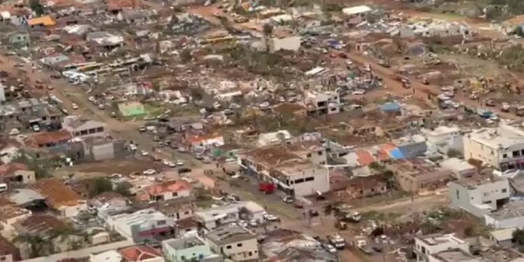 Tornados no Paraná atingem ventos de 330 km/h e devastam Rio Bonito do Iguaçu 1 GAZETA MERCANTIL Tornados No Paraná Atingem Ventos De 330 Km/H E Devastam Rio Bonito Do Iguaçu - Gazeta Mercantil